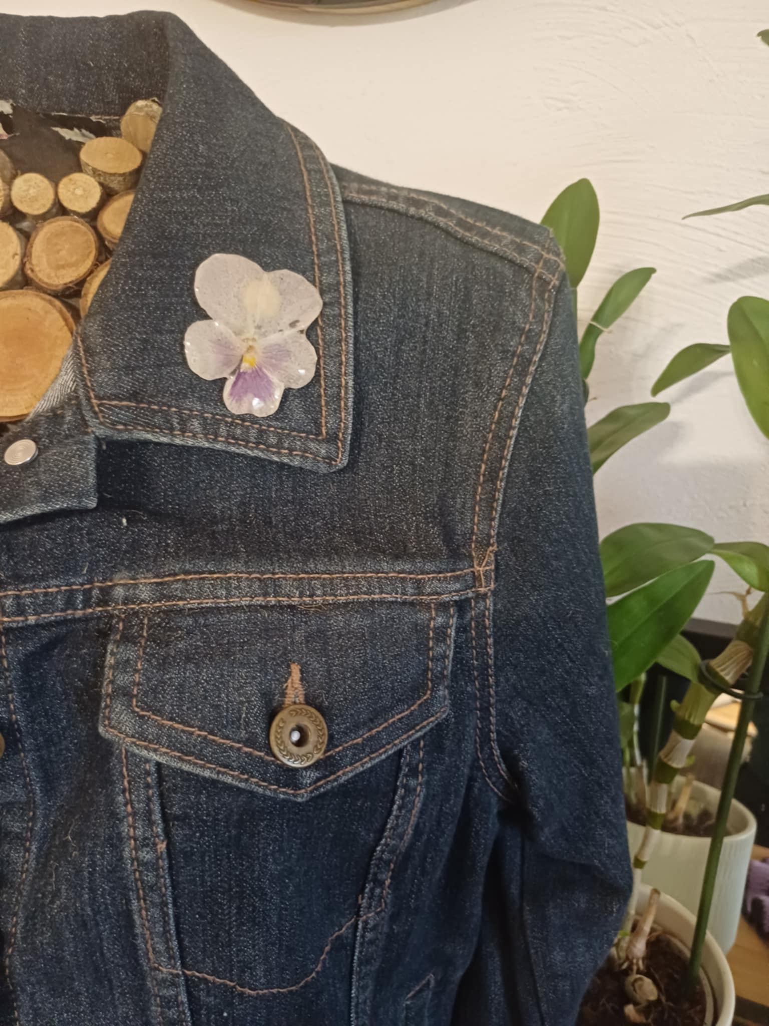 Broche pin's Pensée blanche et mauve