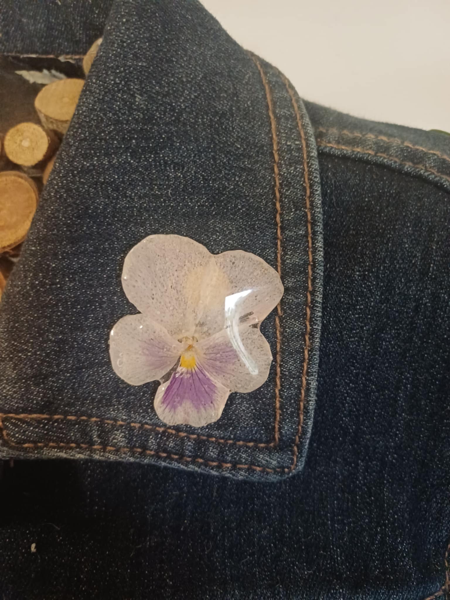 Broche pin's Pensée blanche et mauve