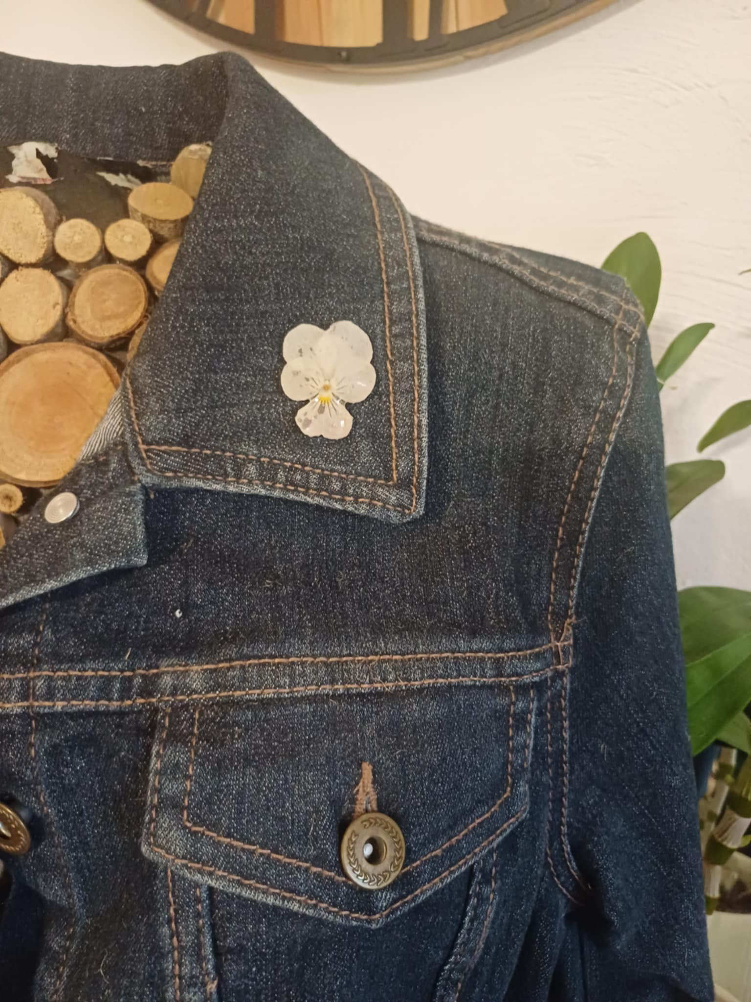 Broche pin's fleur de pensée blanche