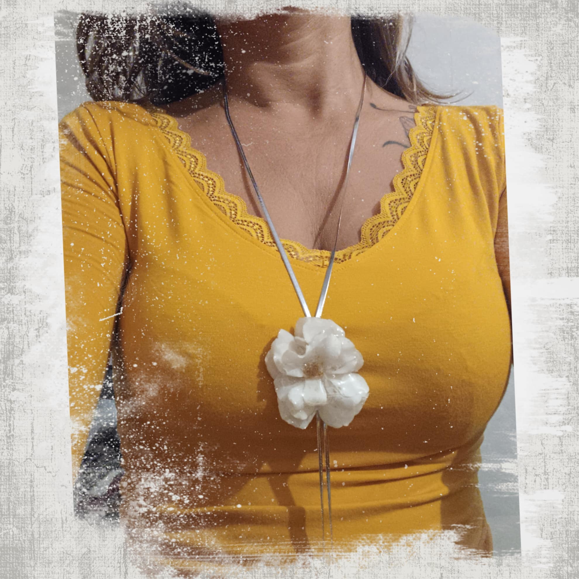 Collier réglable rose blanche