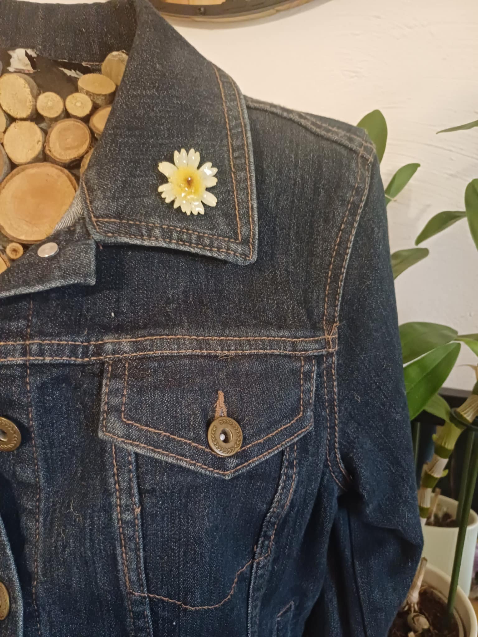 Broche pin's fleur de Marguerite jaune pale