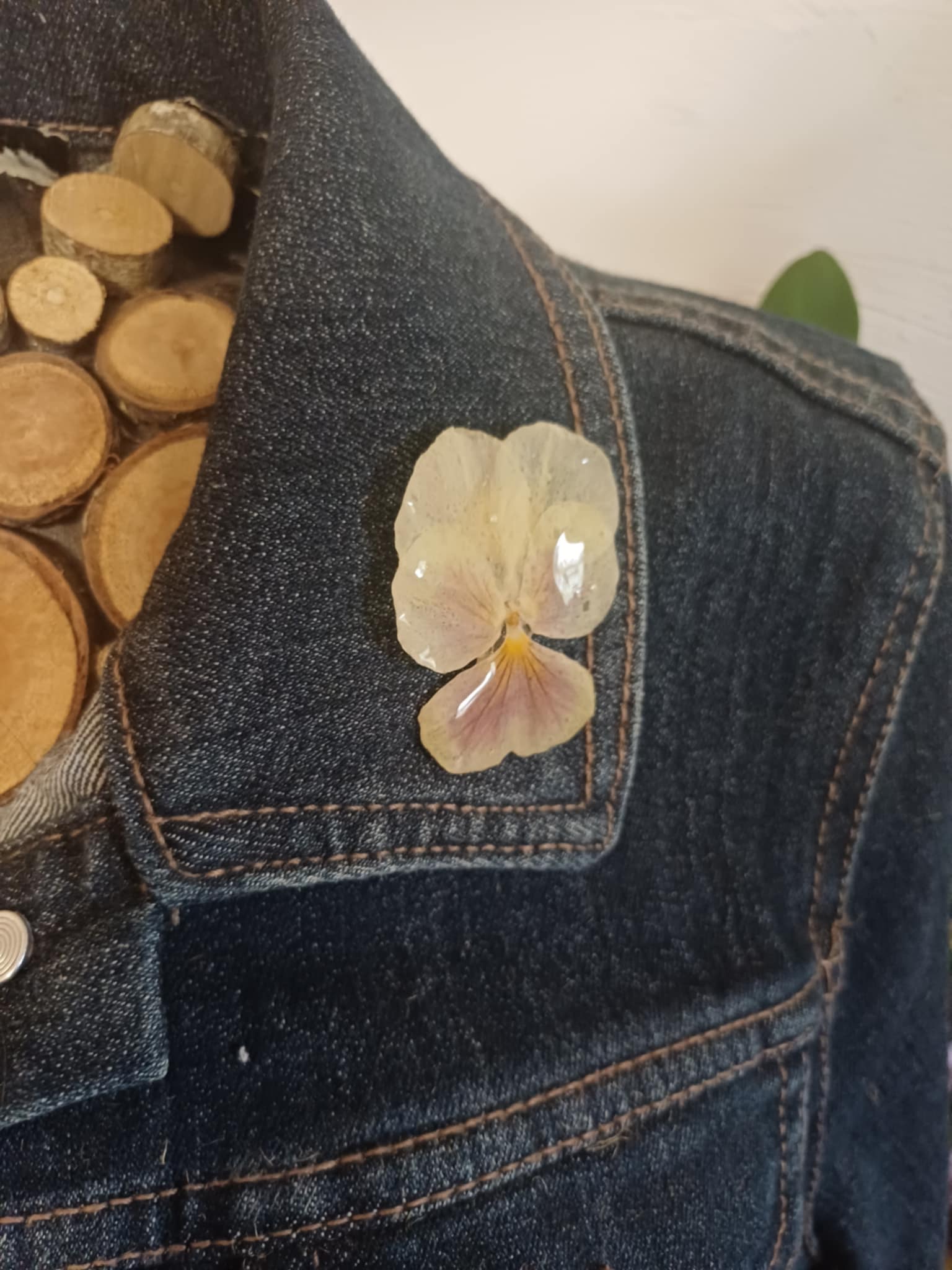 Broche pin's fleur de Pensée mauve et jaune pale