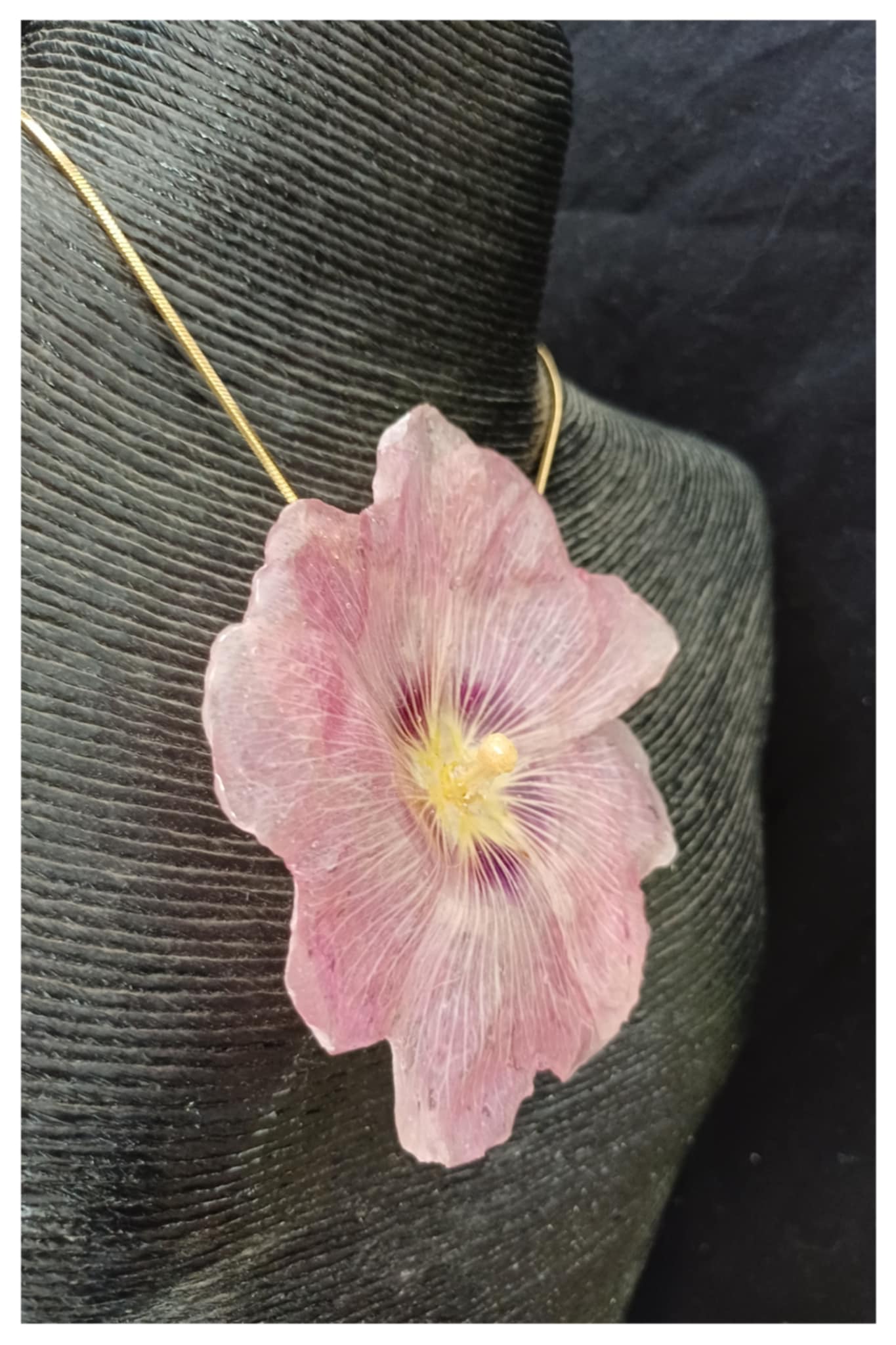 Collier rose trémière