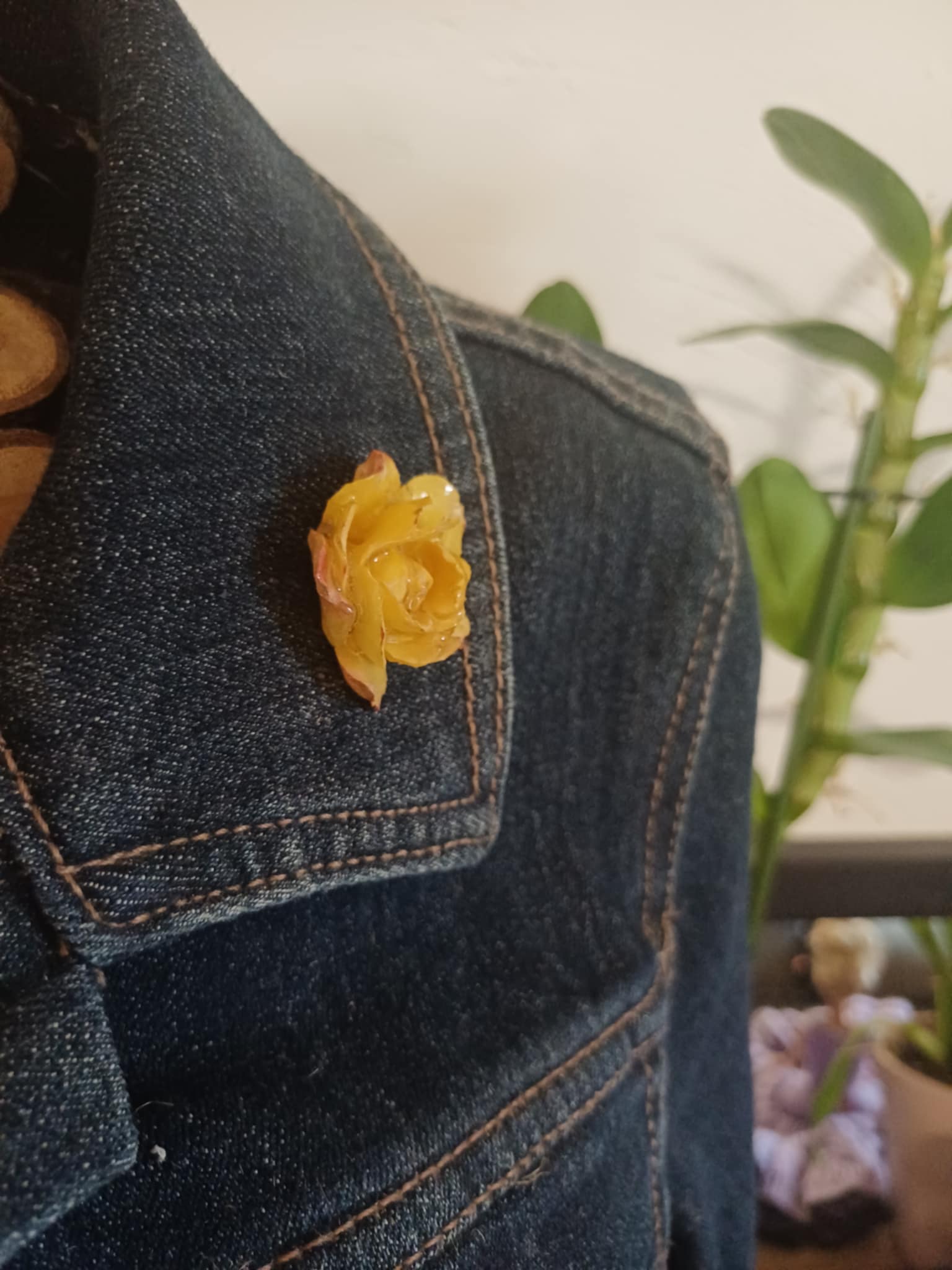 Broche pin's petite rose jaune