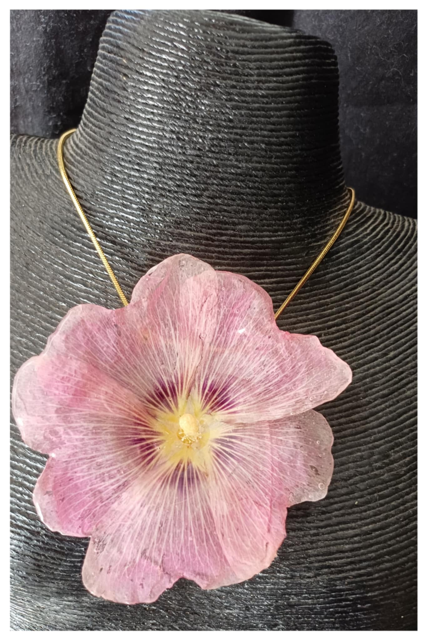 Collier rose trémière