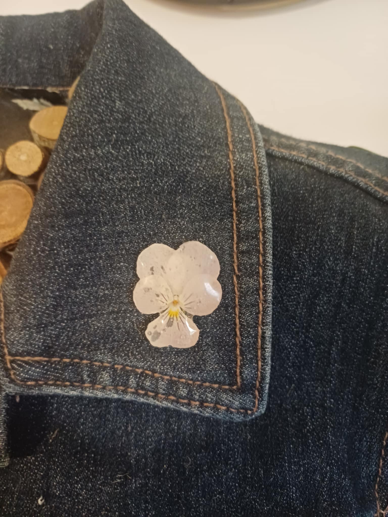 Broche pin's fleur de pensée blanche