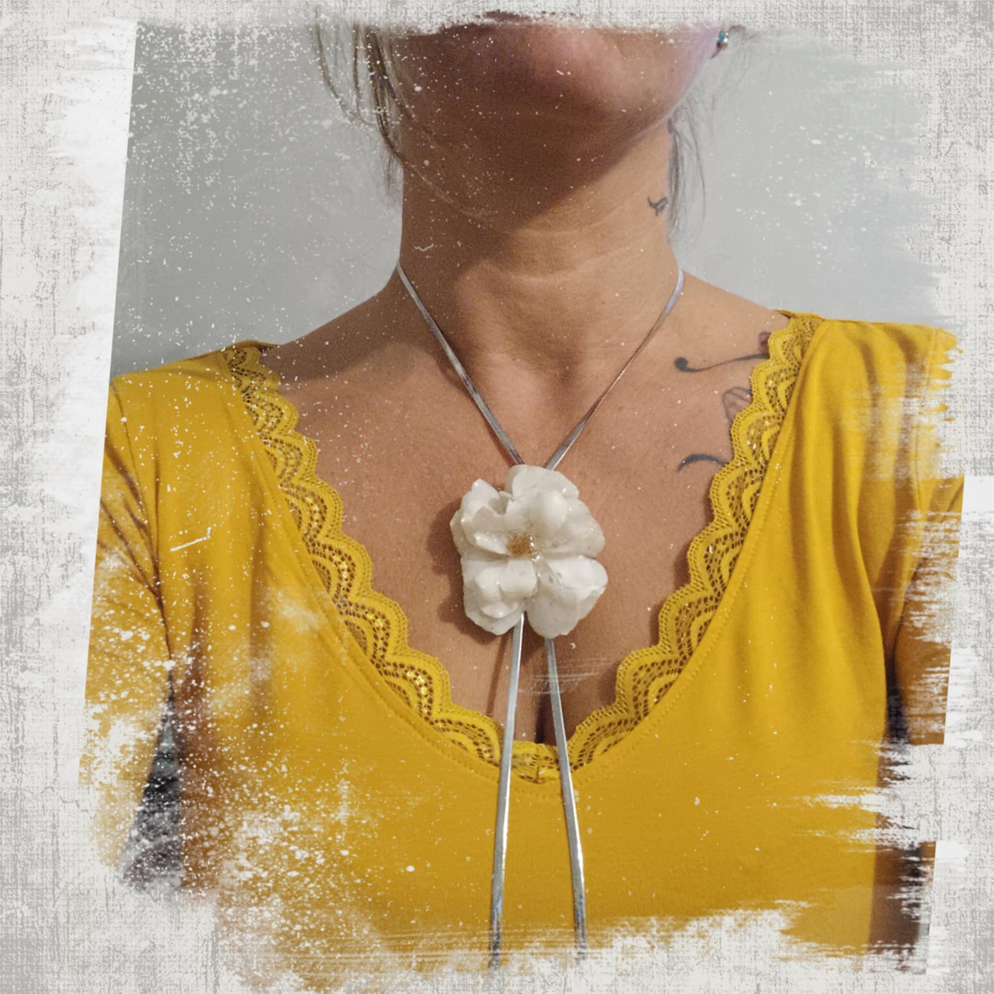 Collier réglable rose blanche