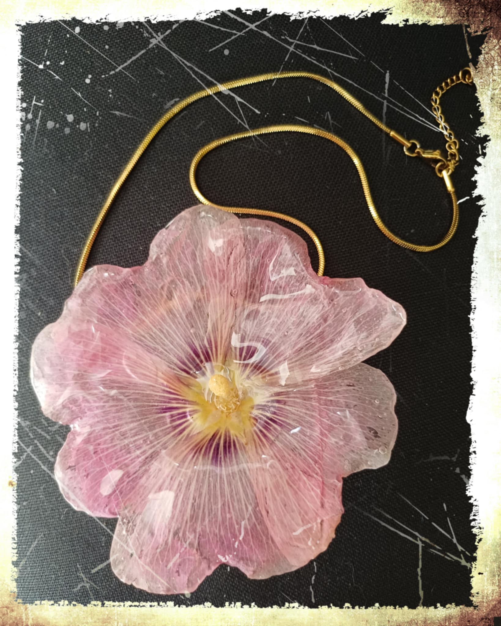 Collier rose trémière