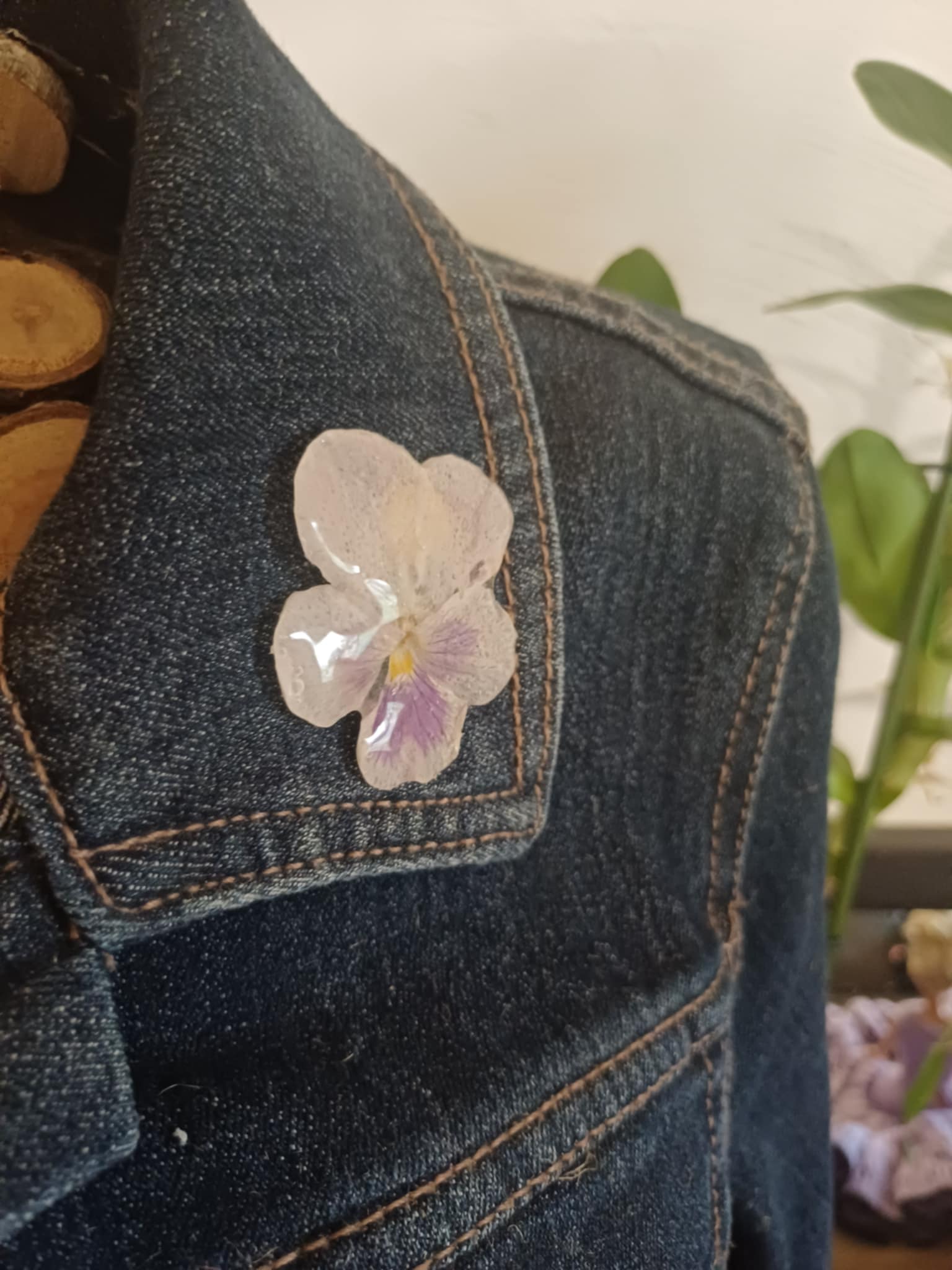 Broche pin's Pensée blanche et mauve