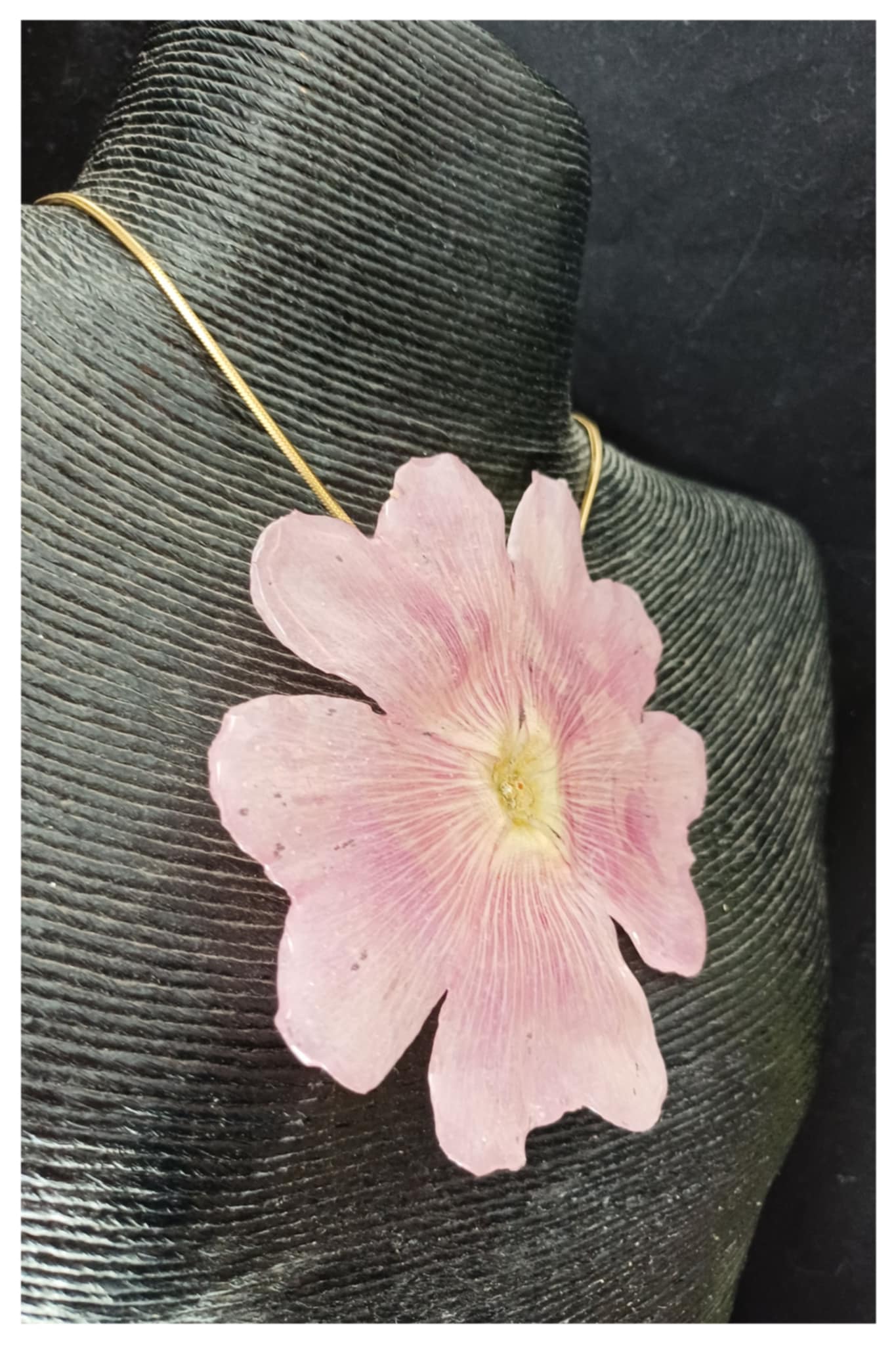 Collier rose trémière