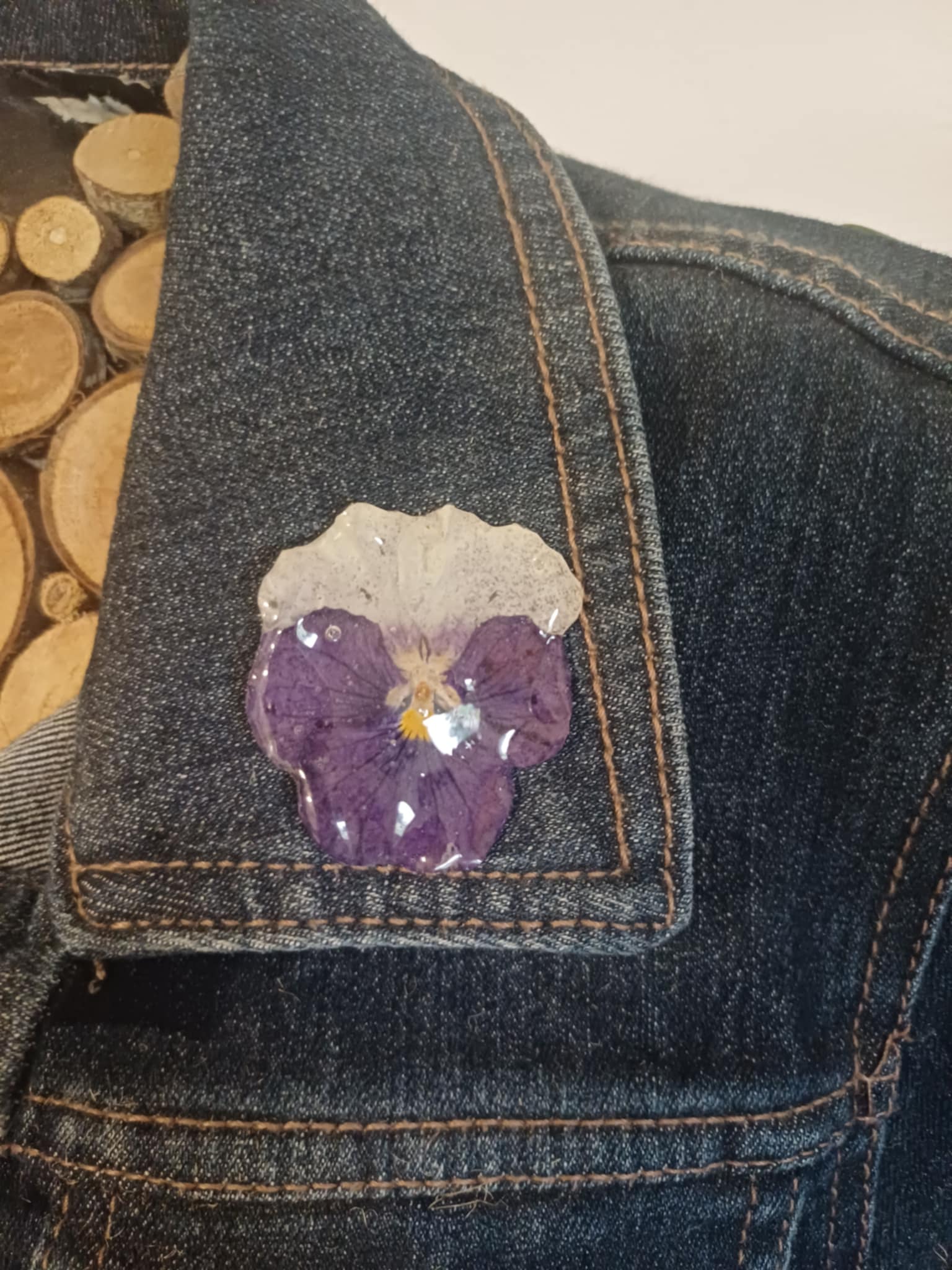 Broche pin's fleur de Pensée