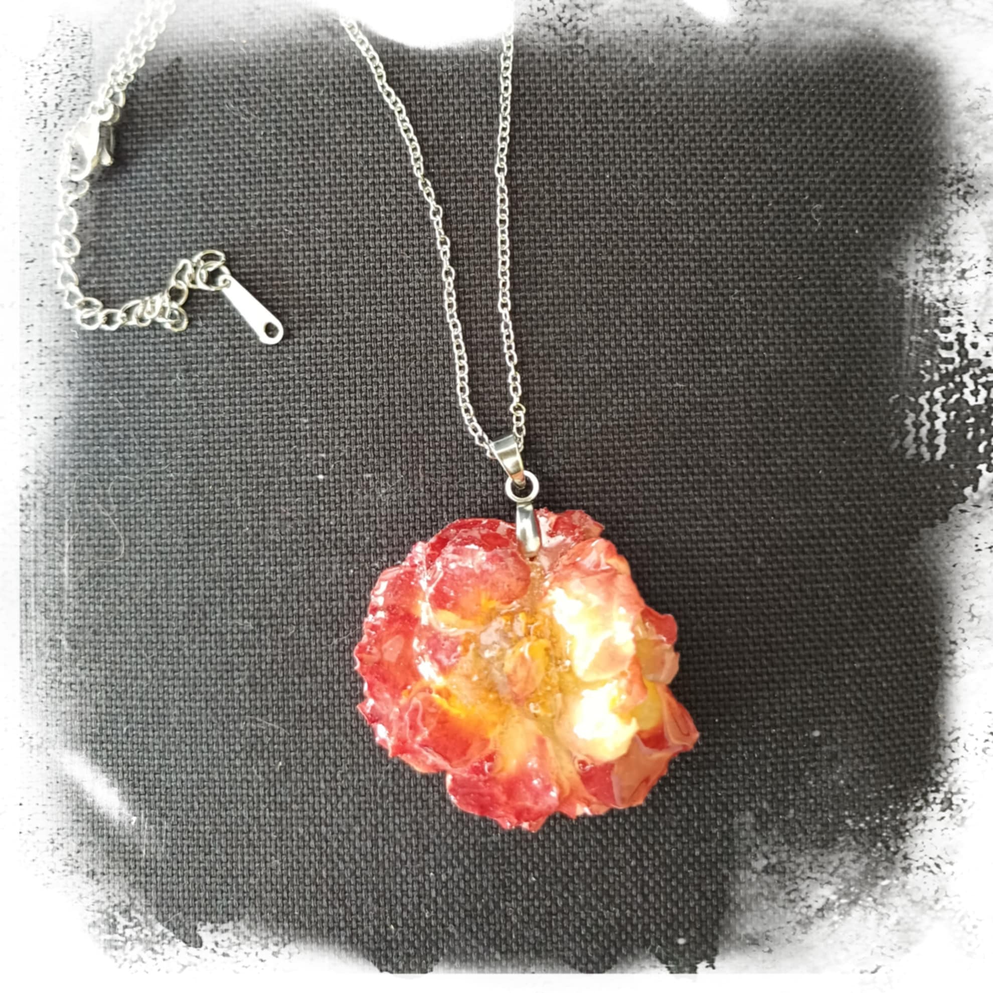 Collier rose rouge et jaune