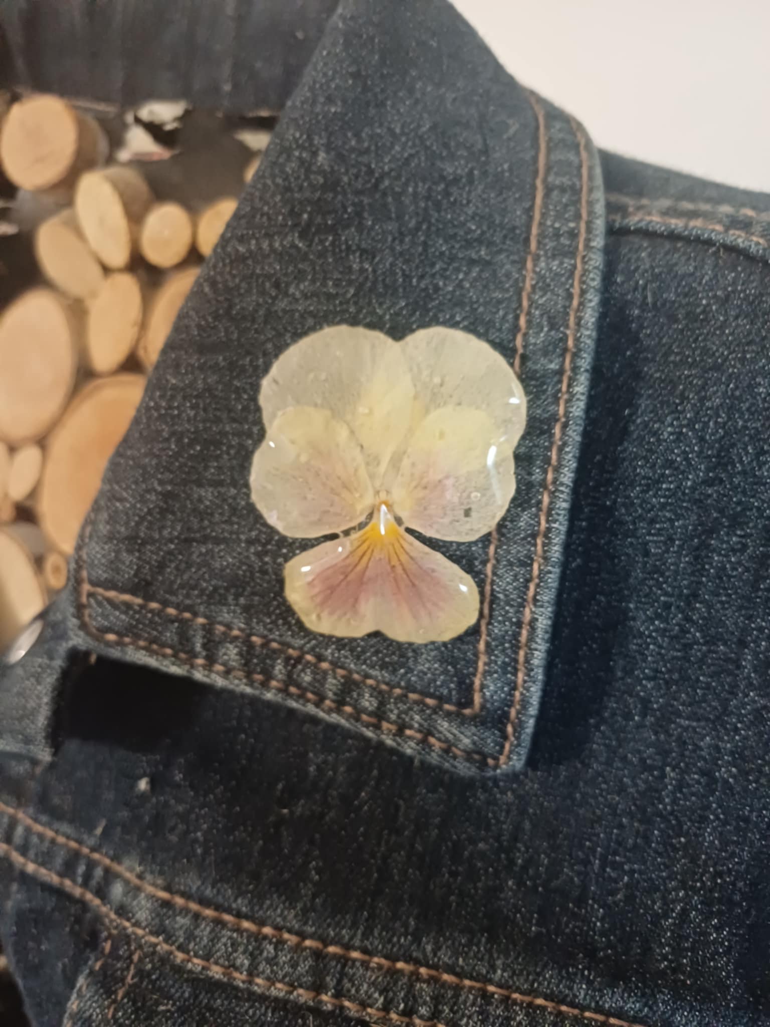 Broche pin's fleur de Pensée mauve et jaune pale