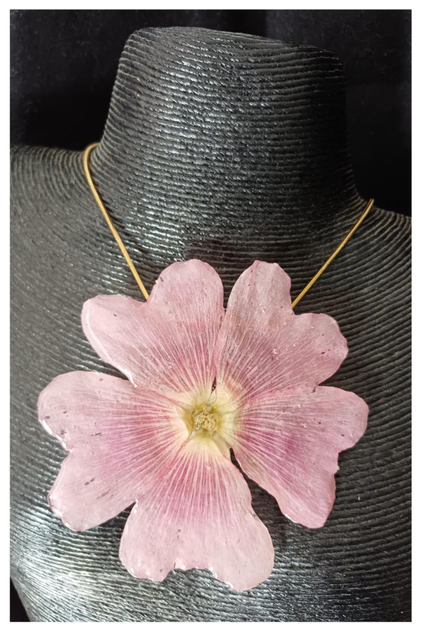 Collier rose trémière