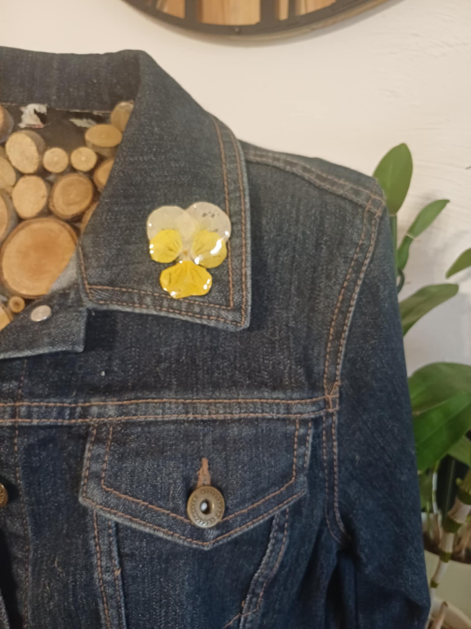 Broche pin's fleur de pensée jaune et blanche