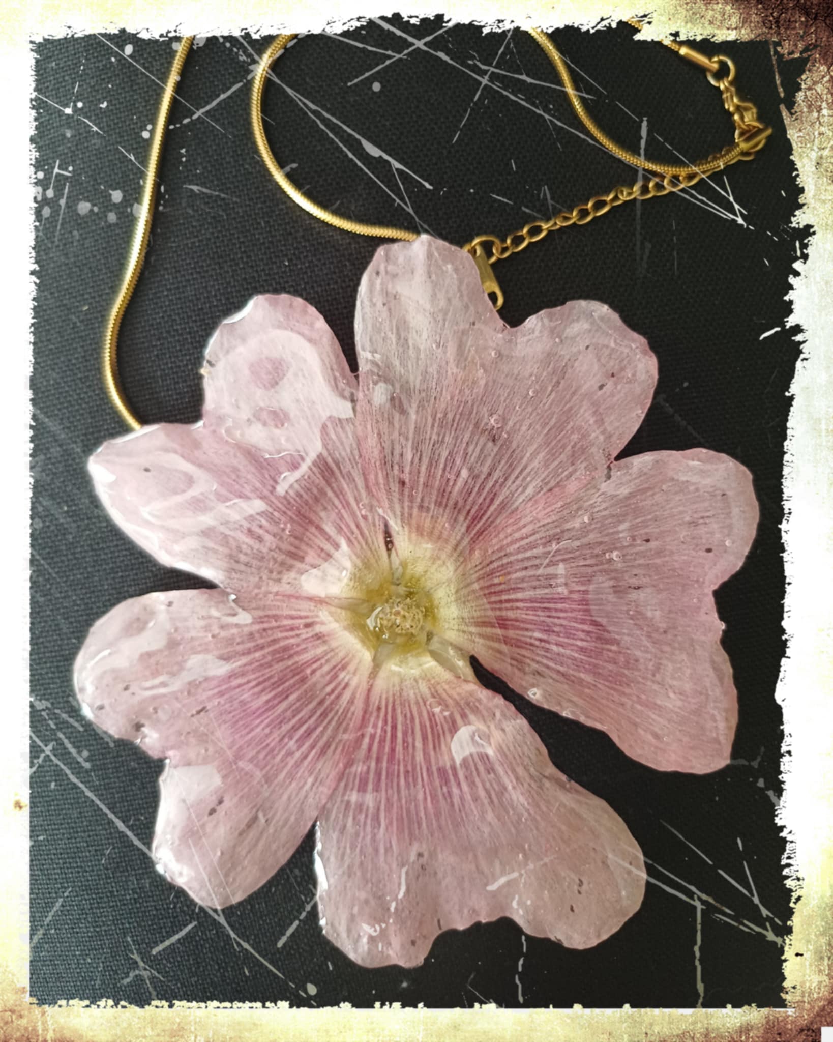 Collier rose trémière