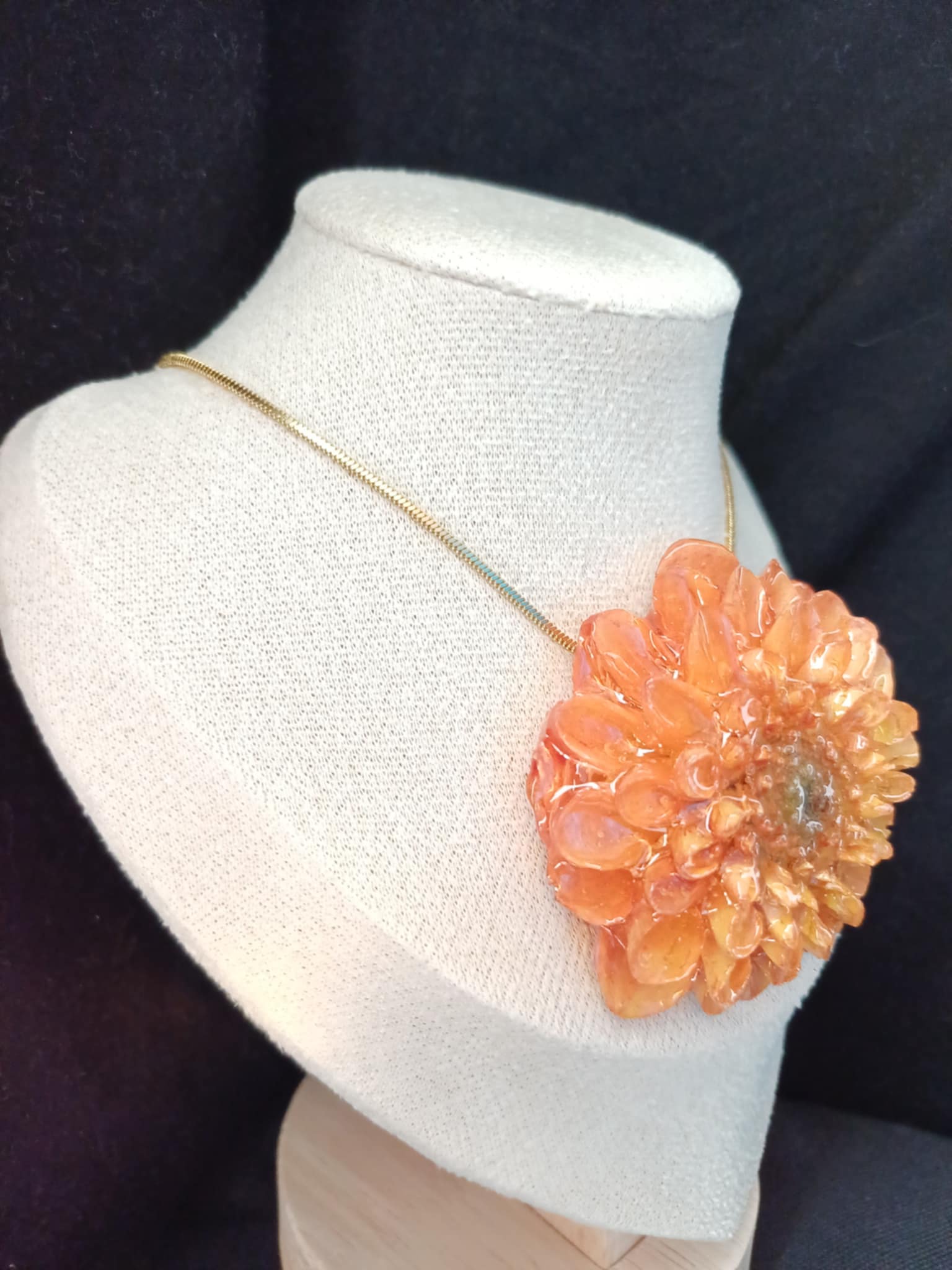 Collier fleur de Dalhia orange