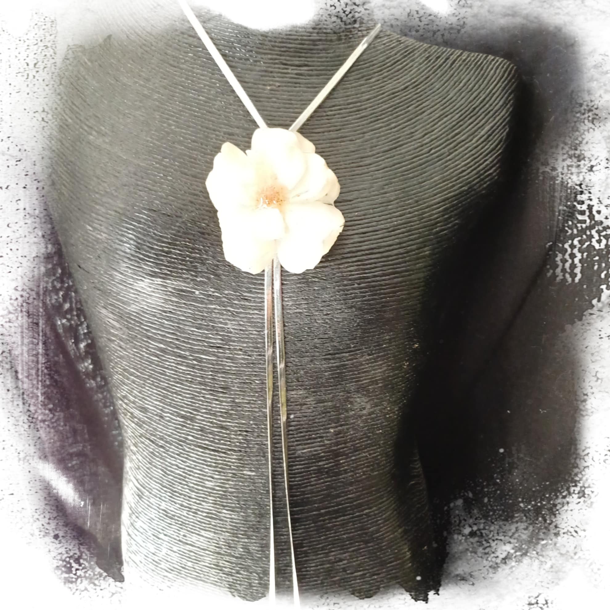 Collier réglable rose blanche
