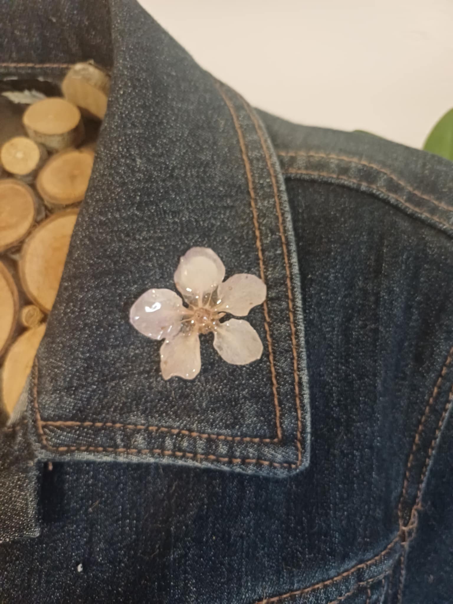 Broche pin's fleur de Bergénia