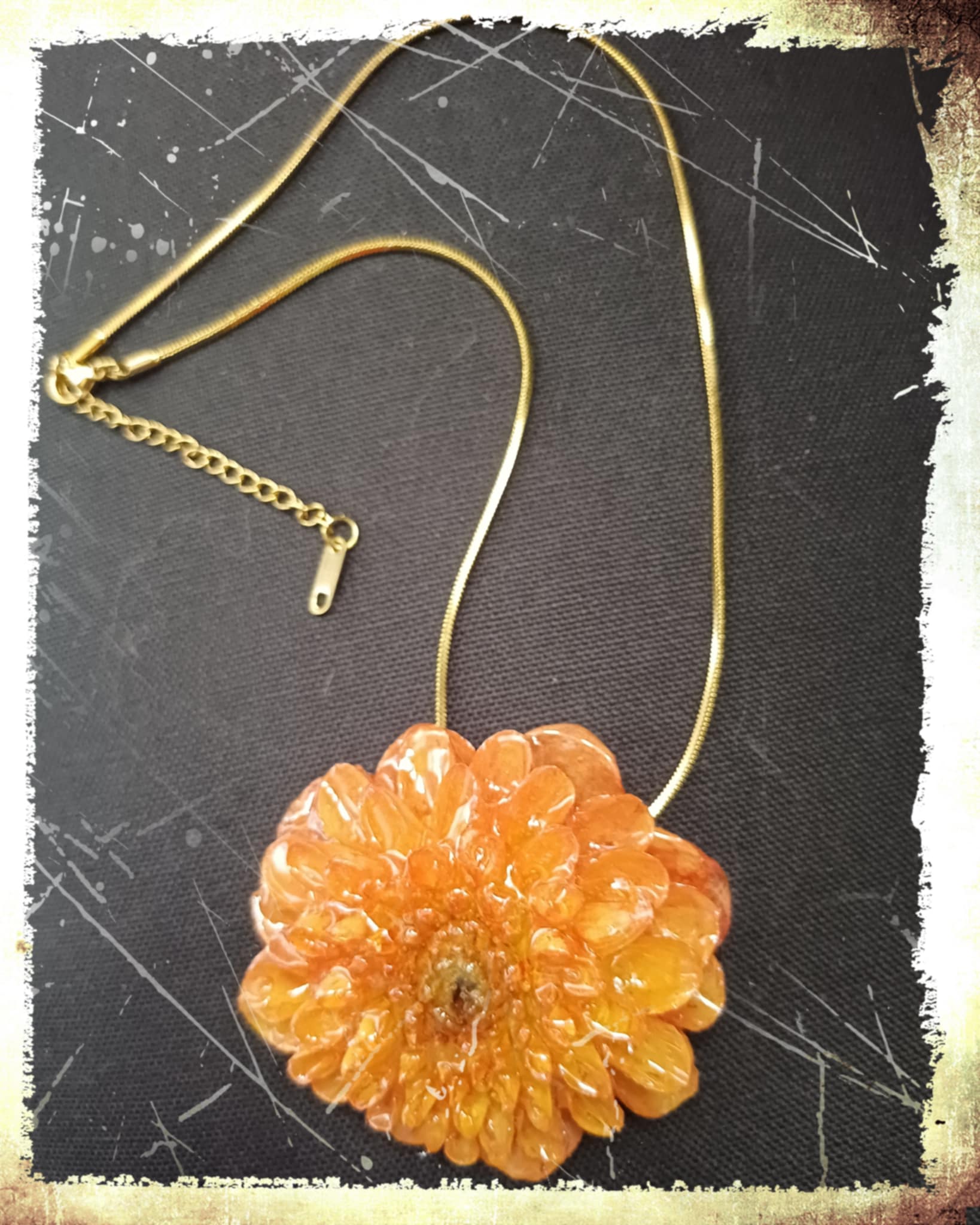 Collier fleur de Dalhia orange