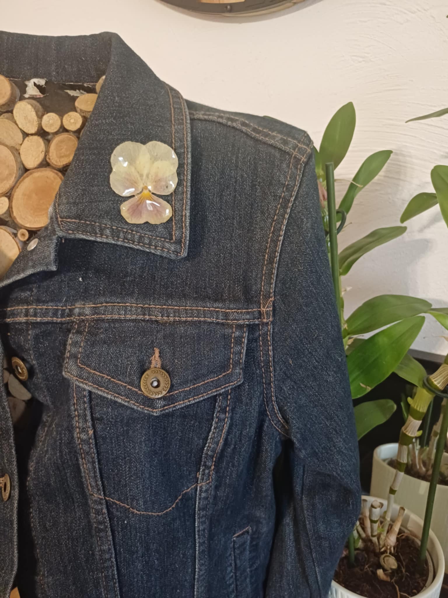 Broche pin's fleur de Pensée mauve et jaune pale