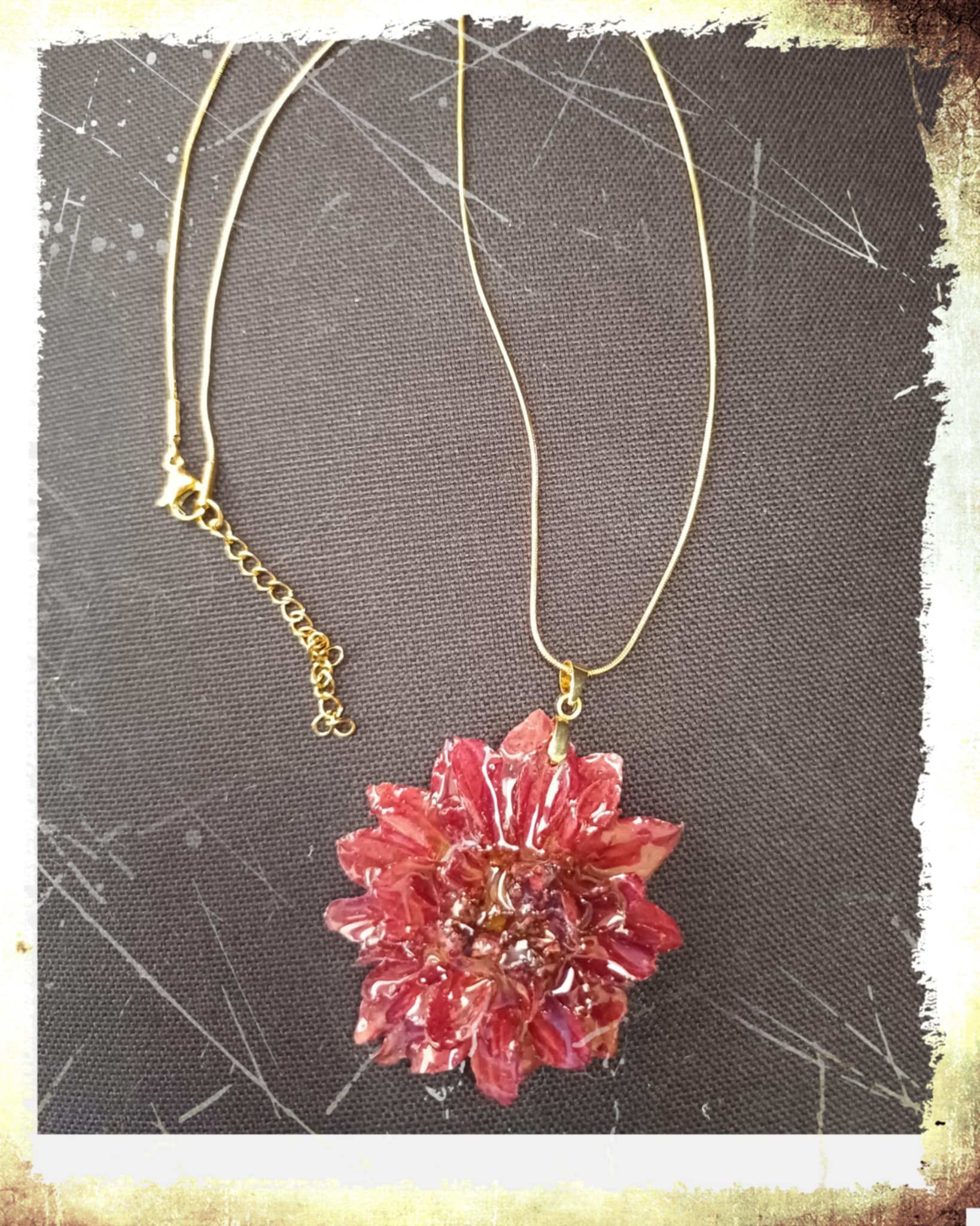 Collier fleur de Dahlia rouge