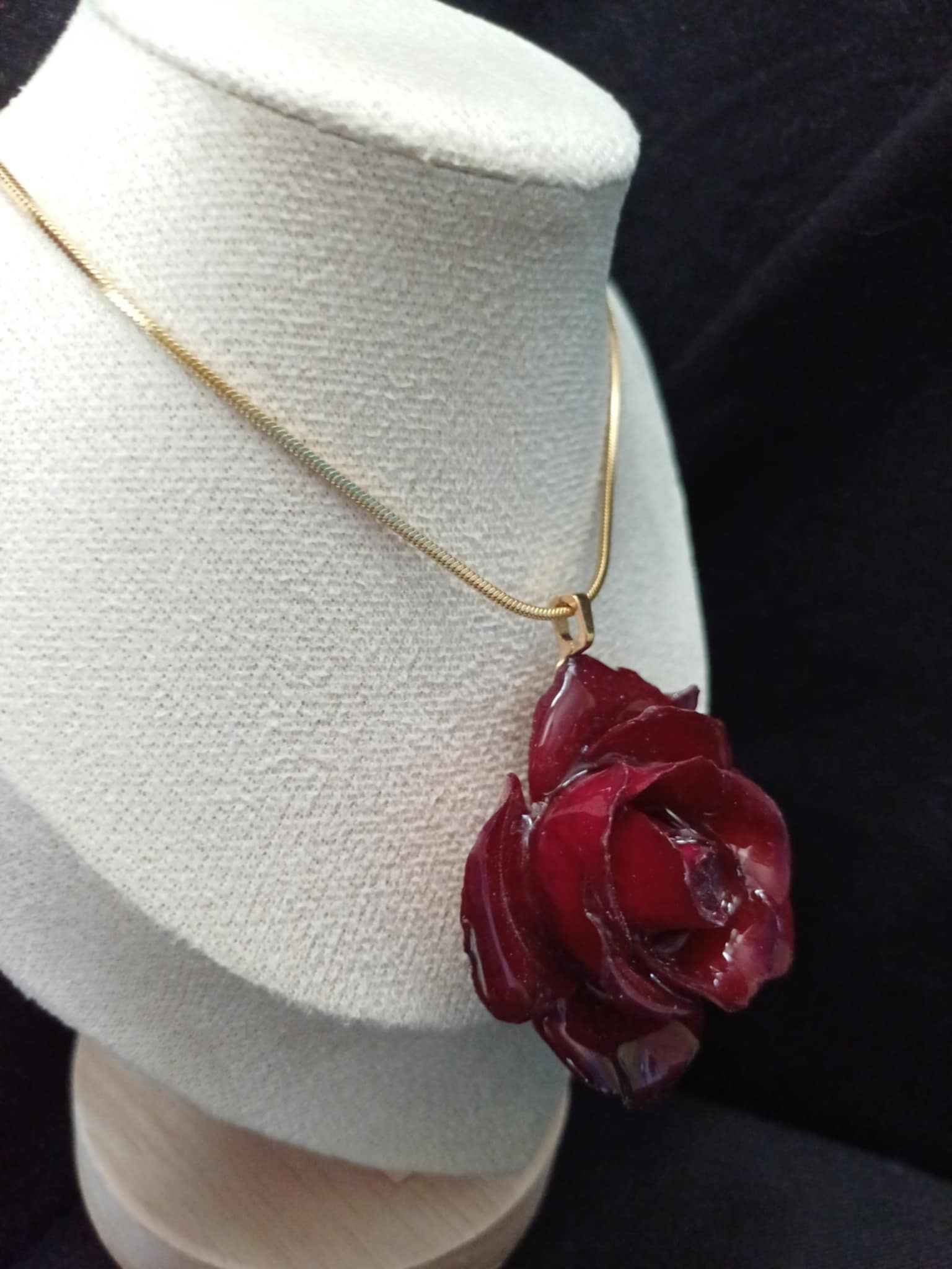 Collier rose rouge