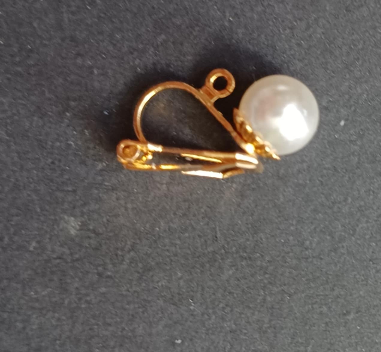 Clips dorés avec perle blanche