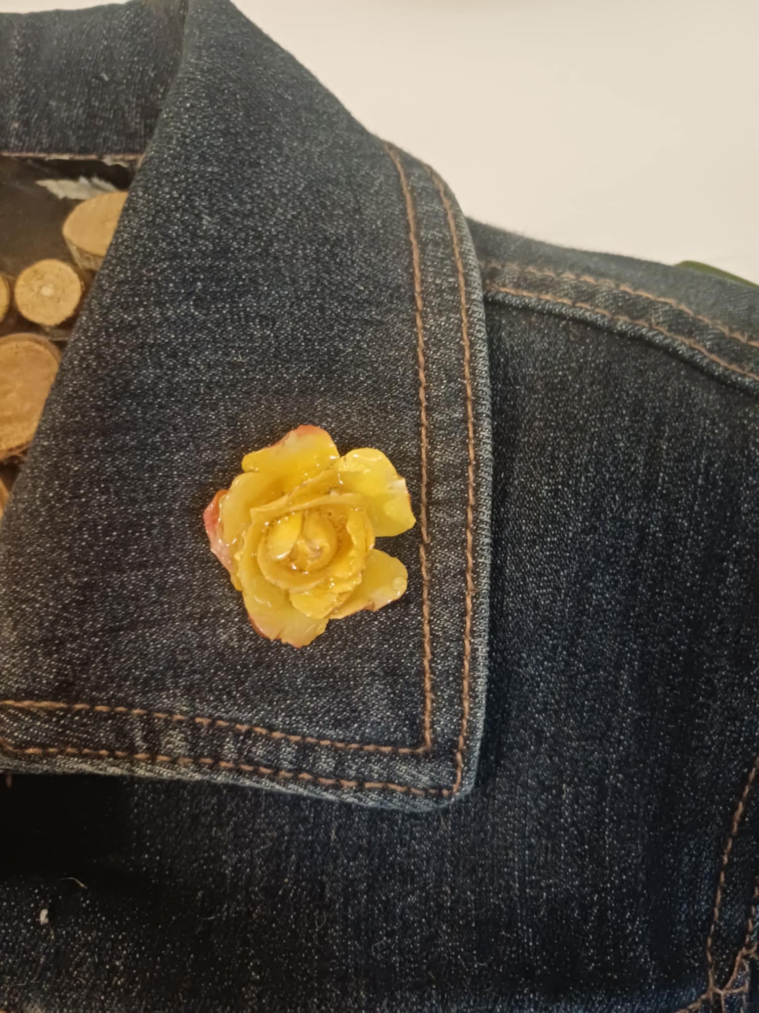 Broche pin's petite rose jaune