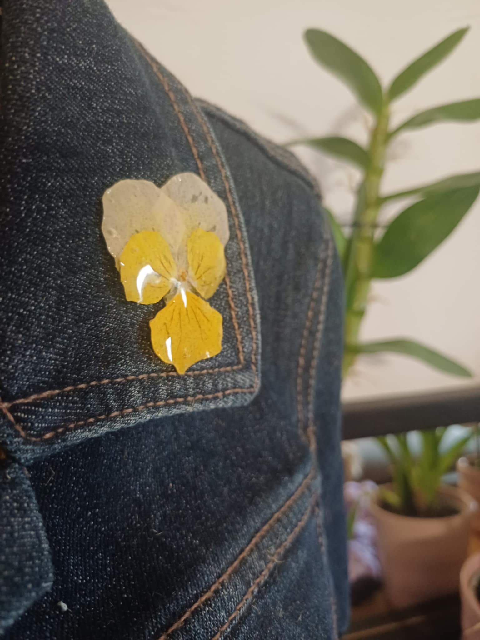 Broche pin's fleur de pensée jaune et blanche