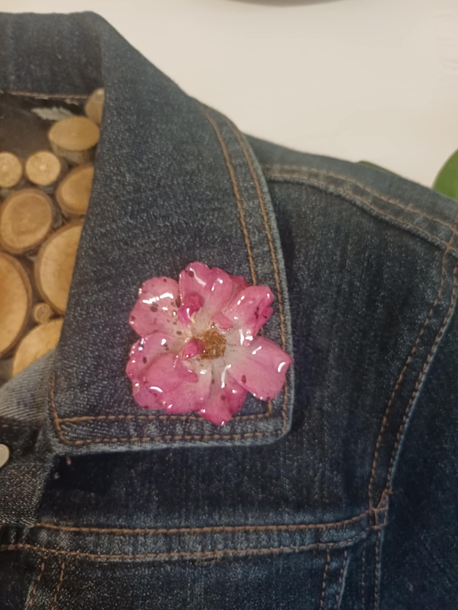 Broche pin's Eglantine