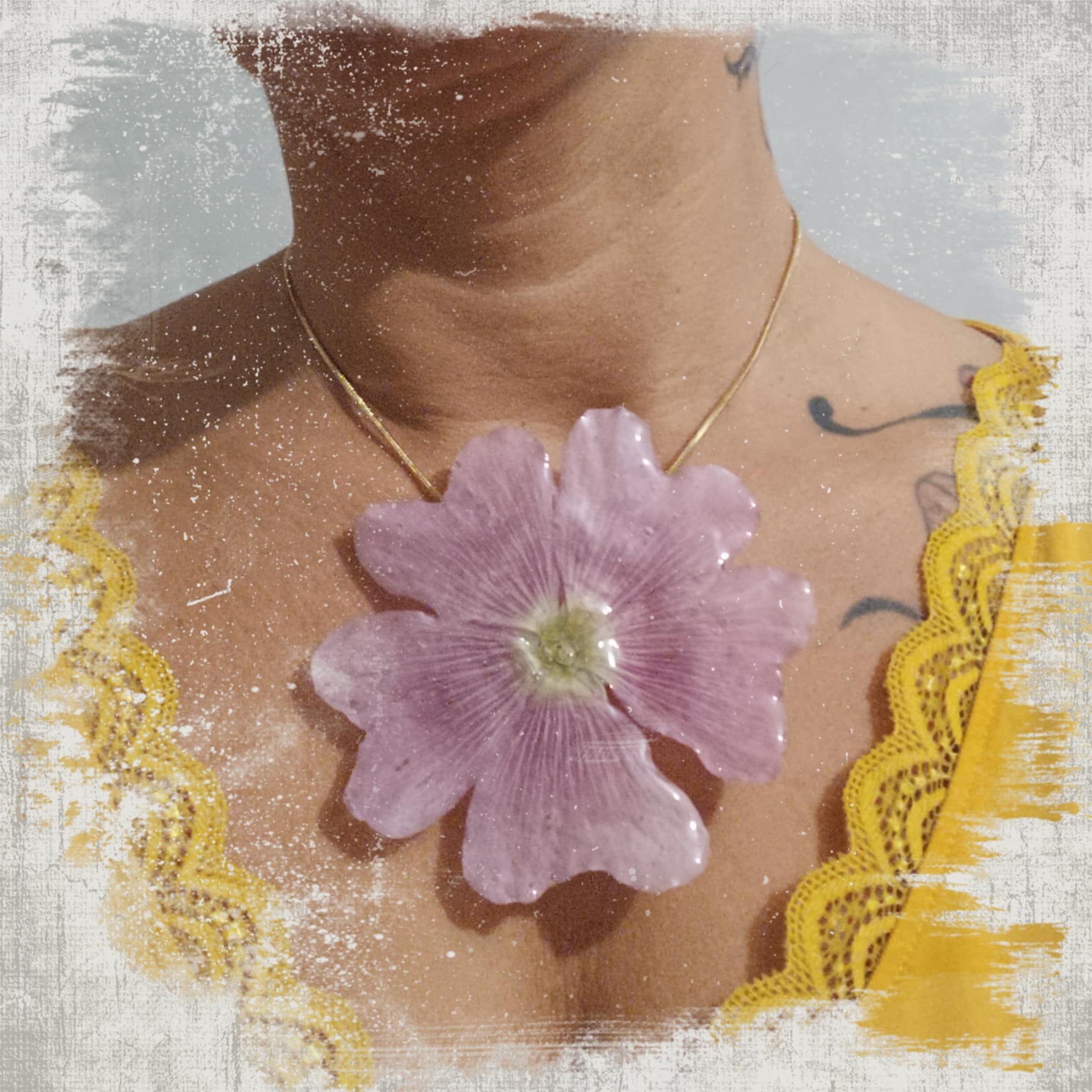 Collier rose trémière