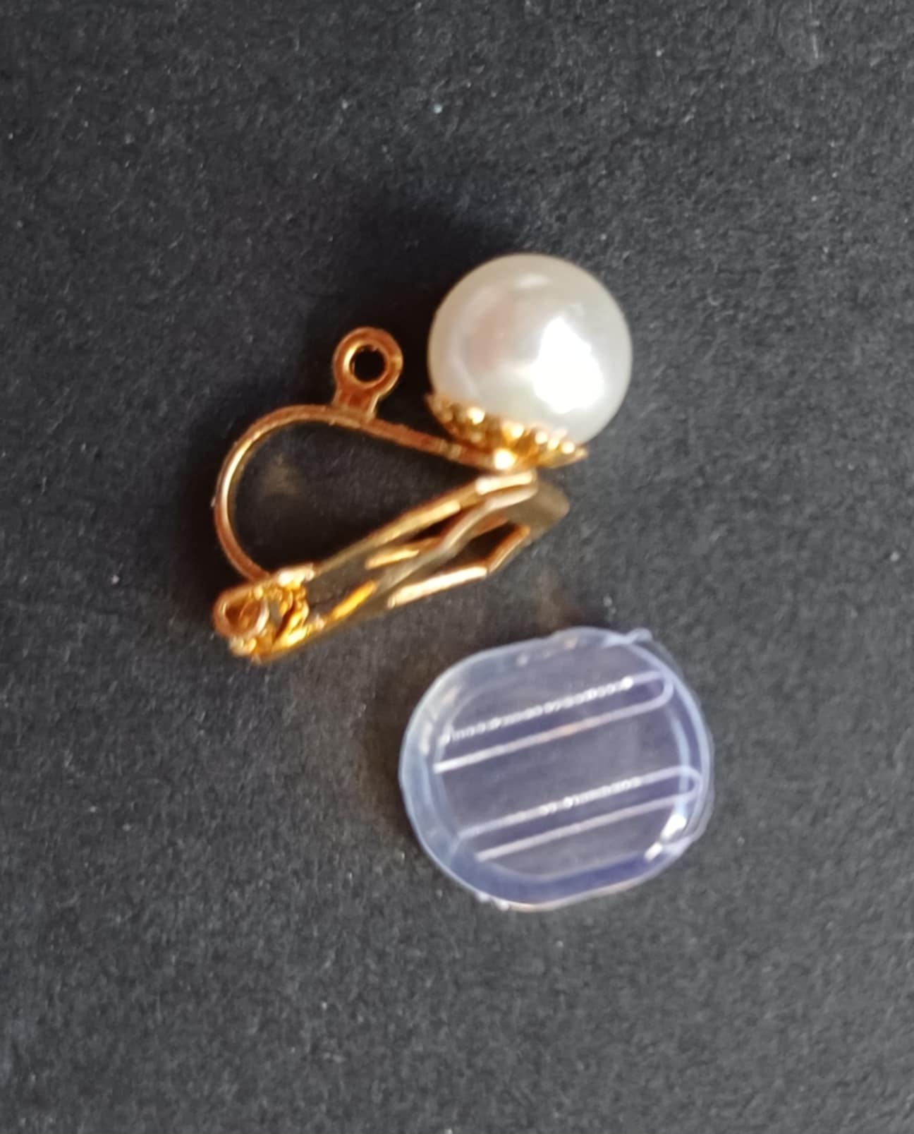 Clips dorés avec perle blanche