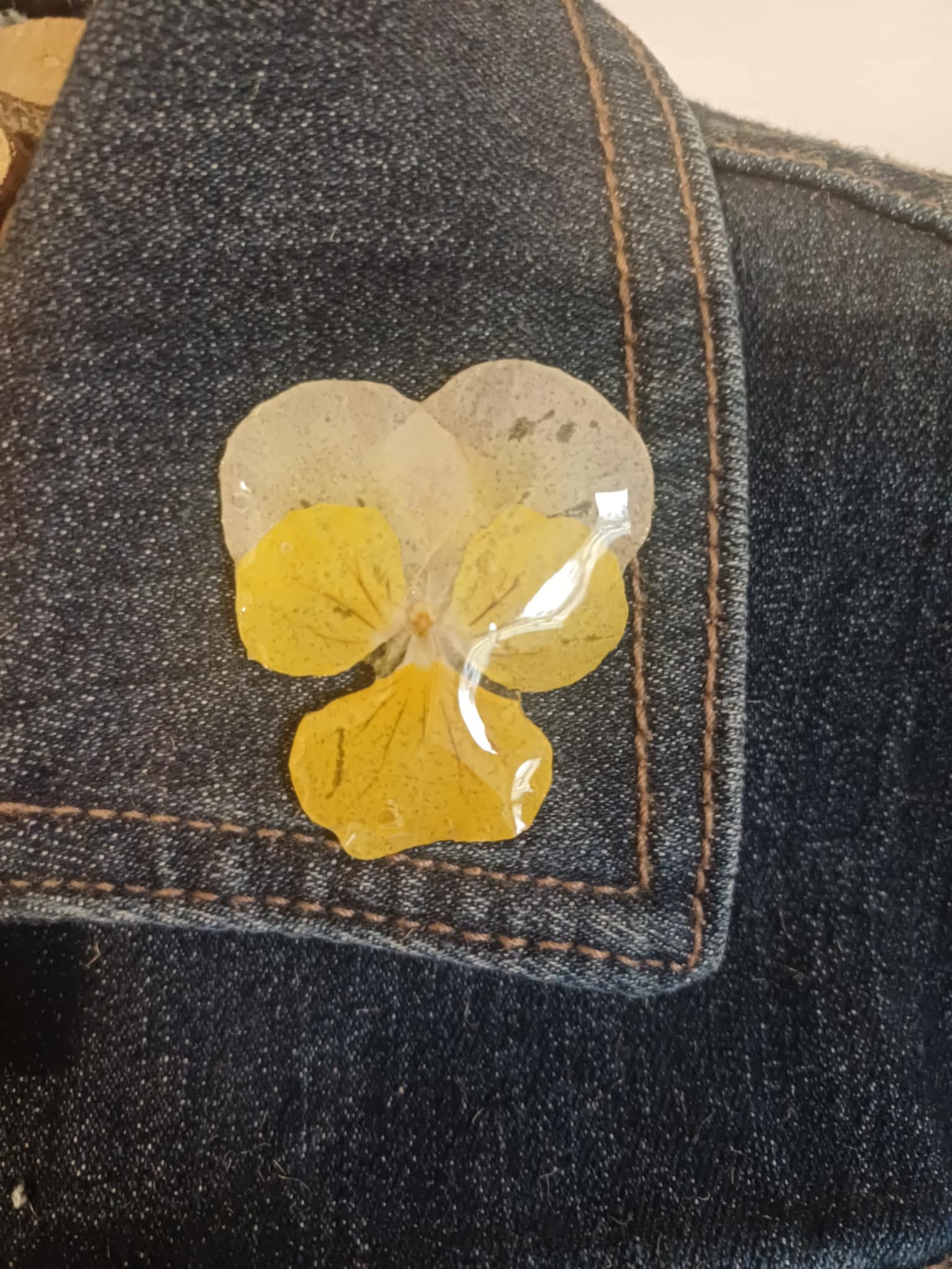 Broche pin's fleur de pensée jaune et blanche