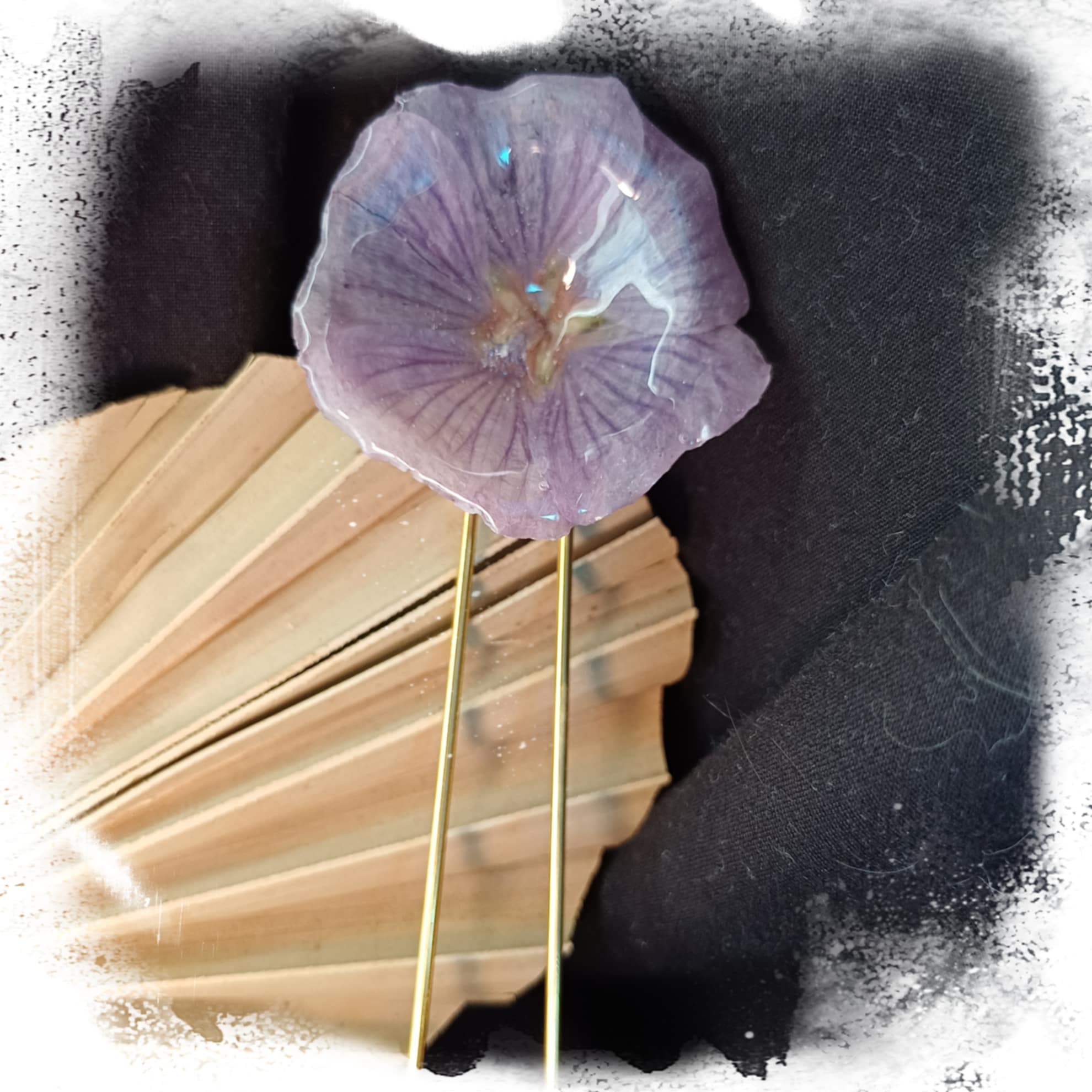 Pique à chignon fleur de rose Trémière mauve