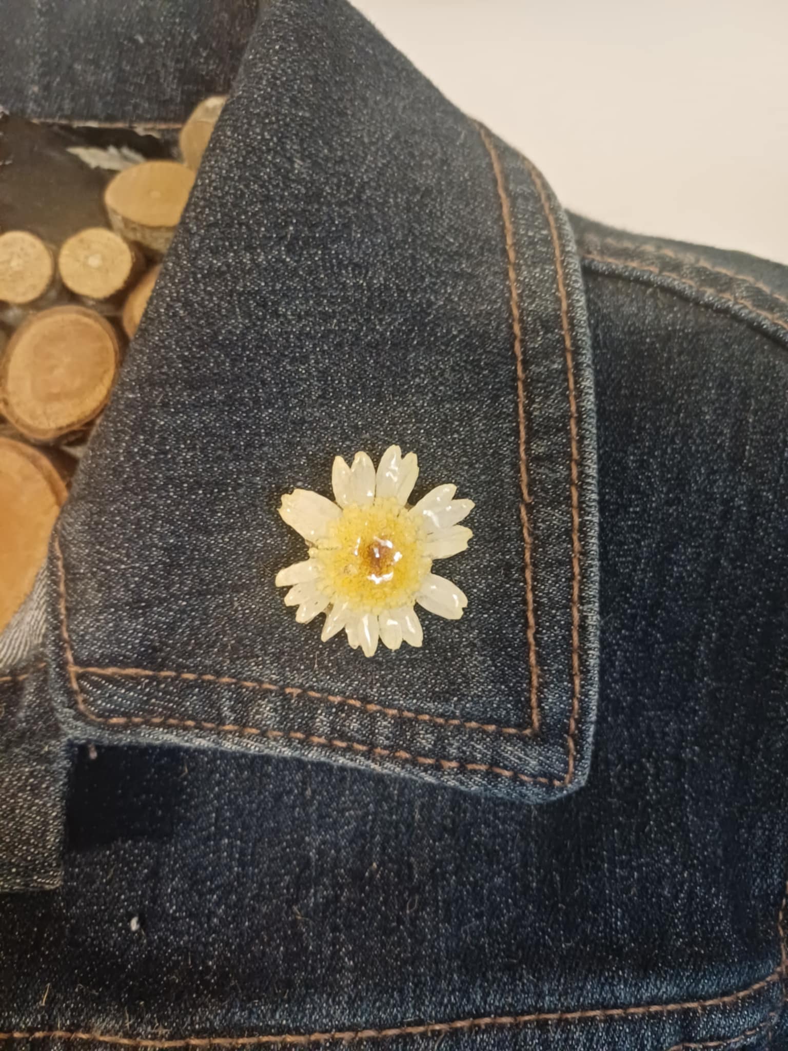 Broche pin's fleur de Marguerite jaune pale