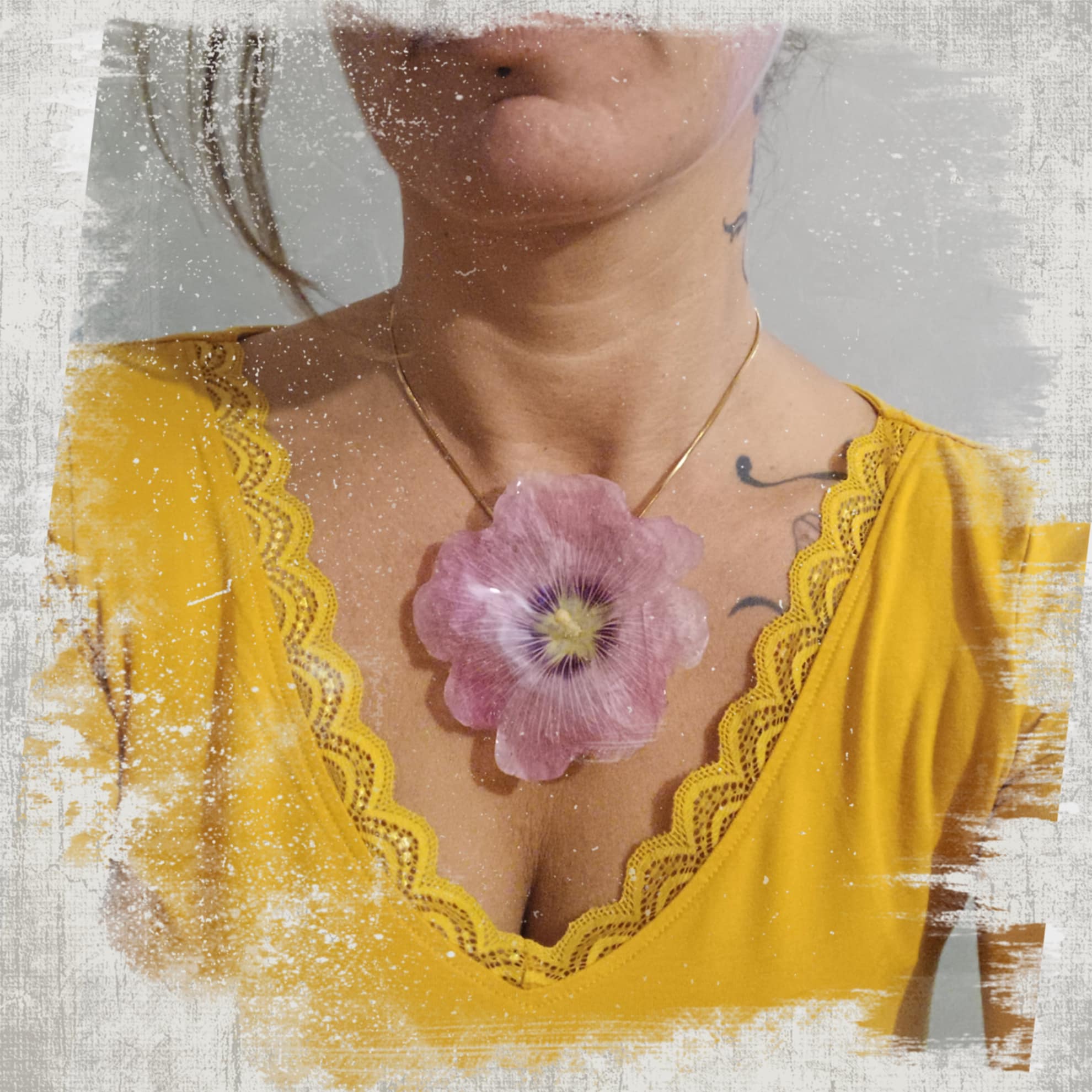 Collier rose trémière