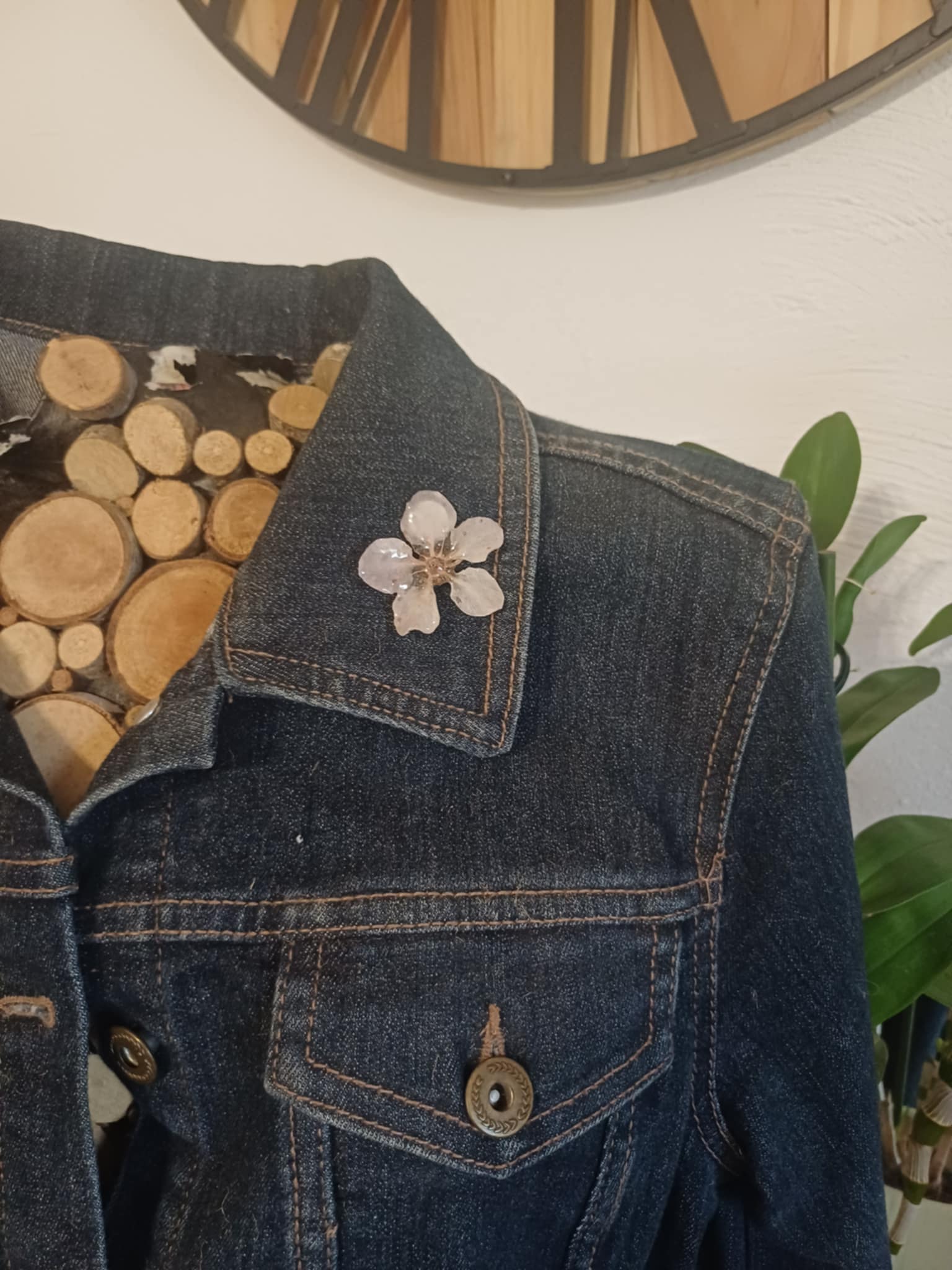 Broche pin's fleur de Bergénia