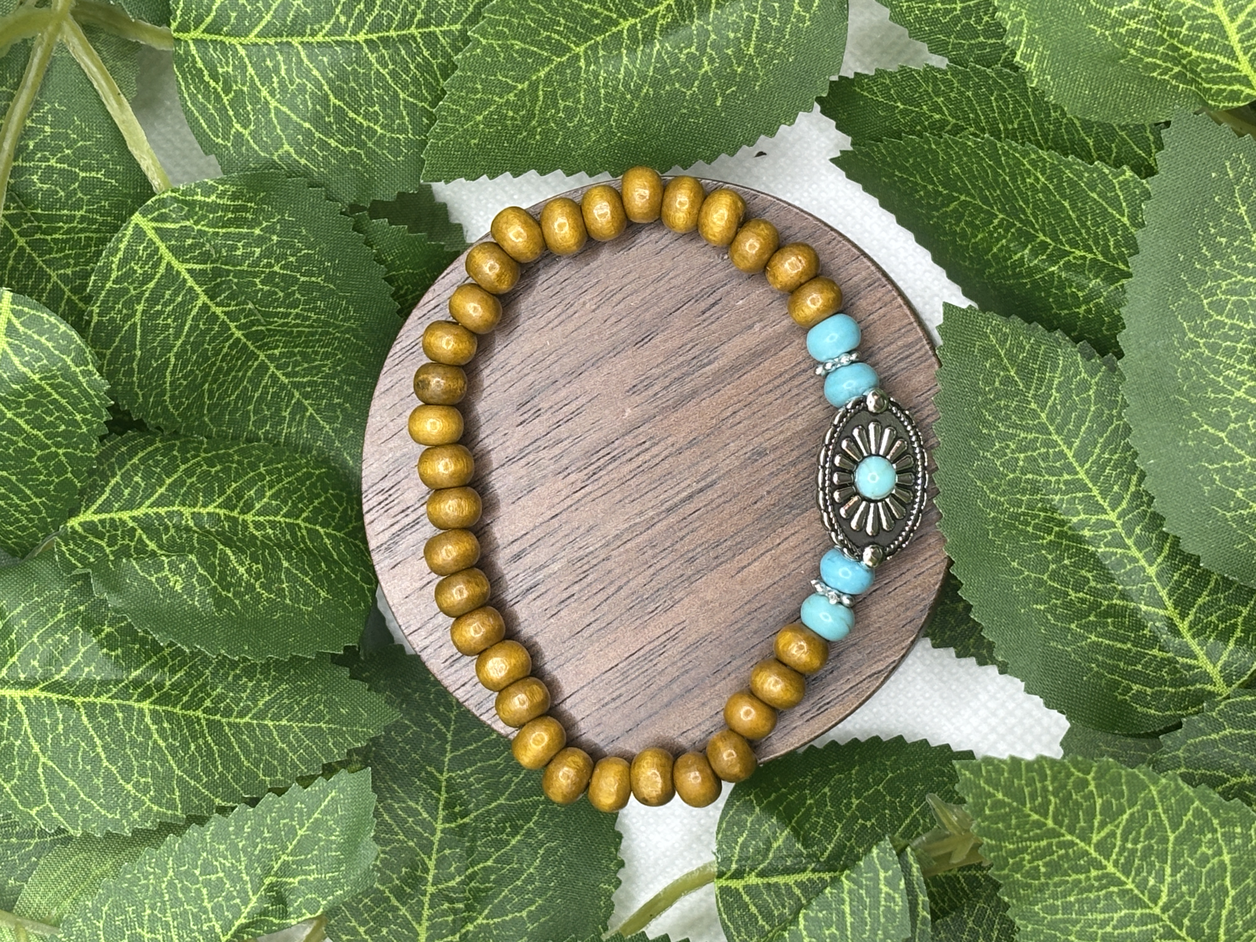 Bracelet homme en bois et breloque bouclier