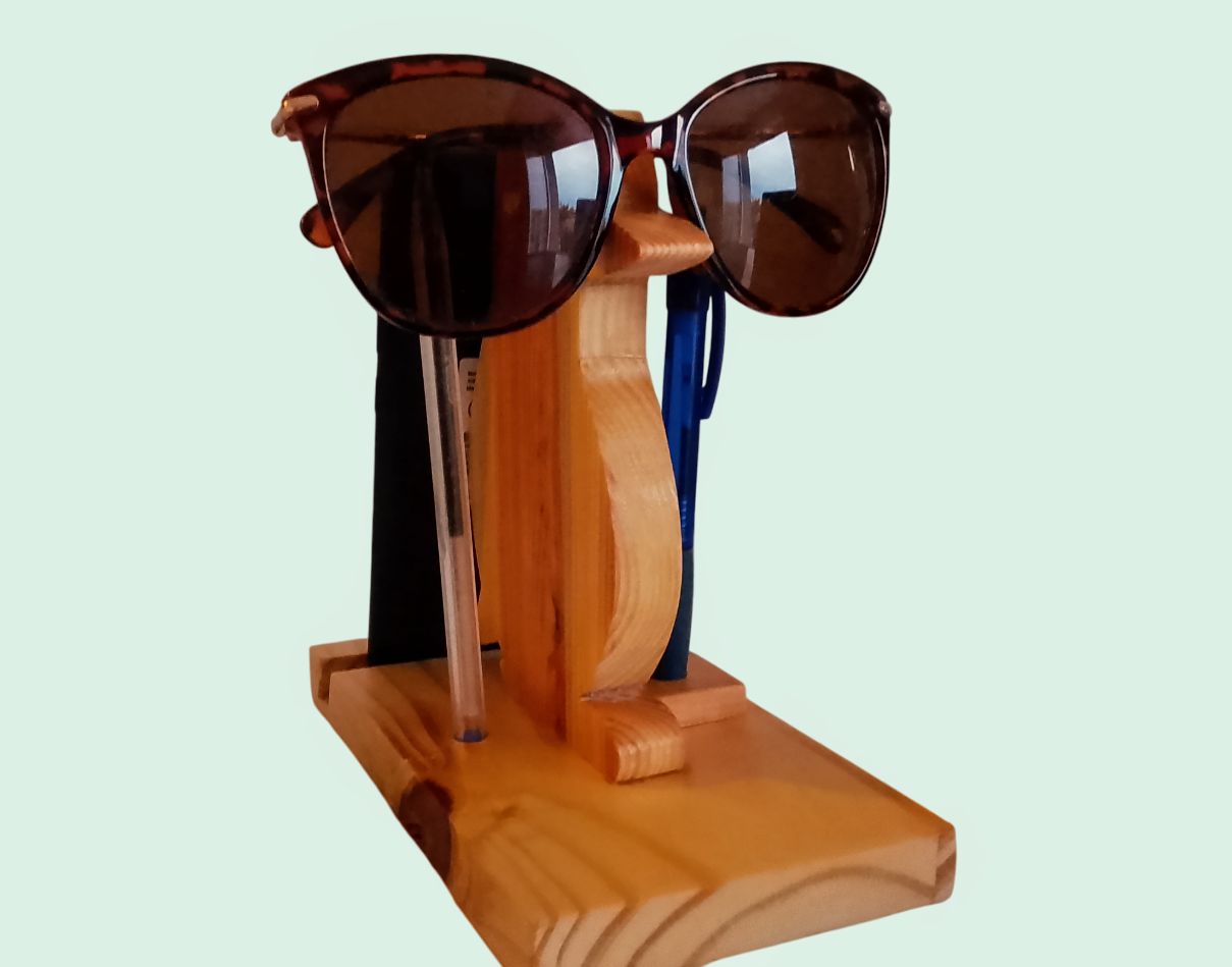 Porte tes lunettes pingouin et support téléphone qui garde ton stylo au chaud
