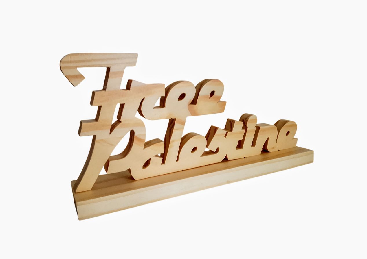 “Free Palestine” – Création artisanale en bois massif chantourné, ✊ message de liberté et hommage à l’histoire palestinienne