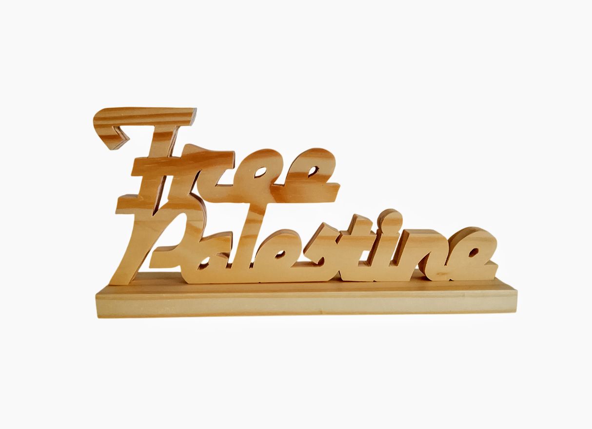 “Free Palestine” – Création artisanale en bois massif chantourné, ✊ message de liberté et hommage à l’histoire palestinienne