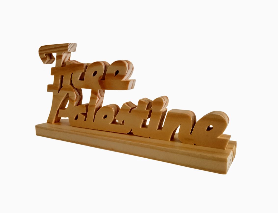 “Free Palestine” – Création artisanale en bois massif chantourné, ✊ message de liberté et hommage à l’histoire palestinienne