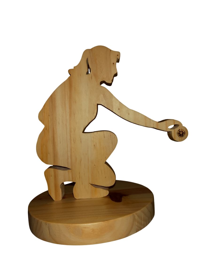 Figurine joueuse de pétanque en bois - La pétanqueuse en action de tir - La bouleuse trophée