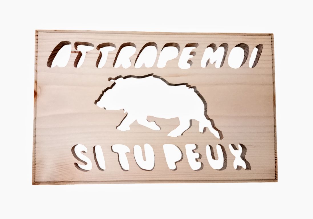 Plaque en sapin du chasseur avec sanglier chantournée – 🐗  Humour chasse - Sanglier sculpté et message “Attrape-moi si tu peux”