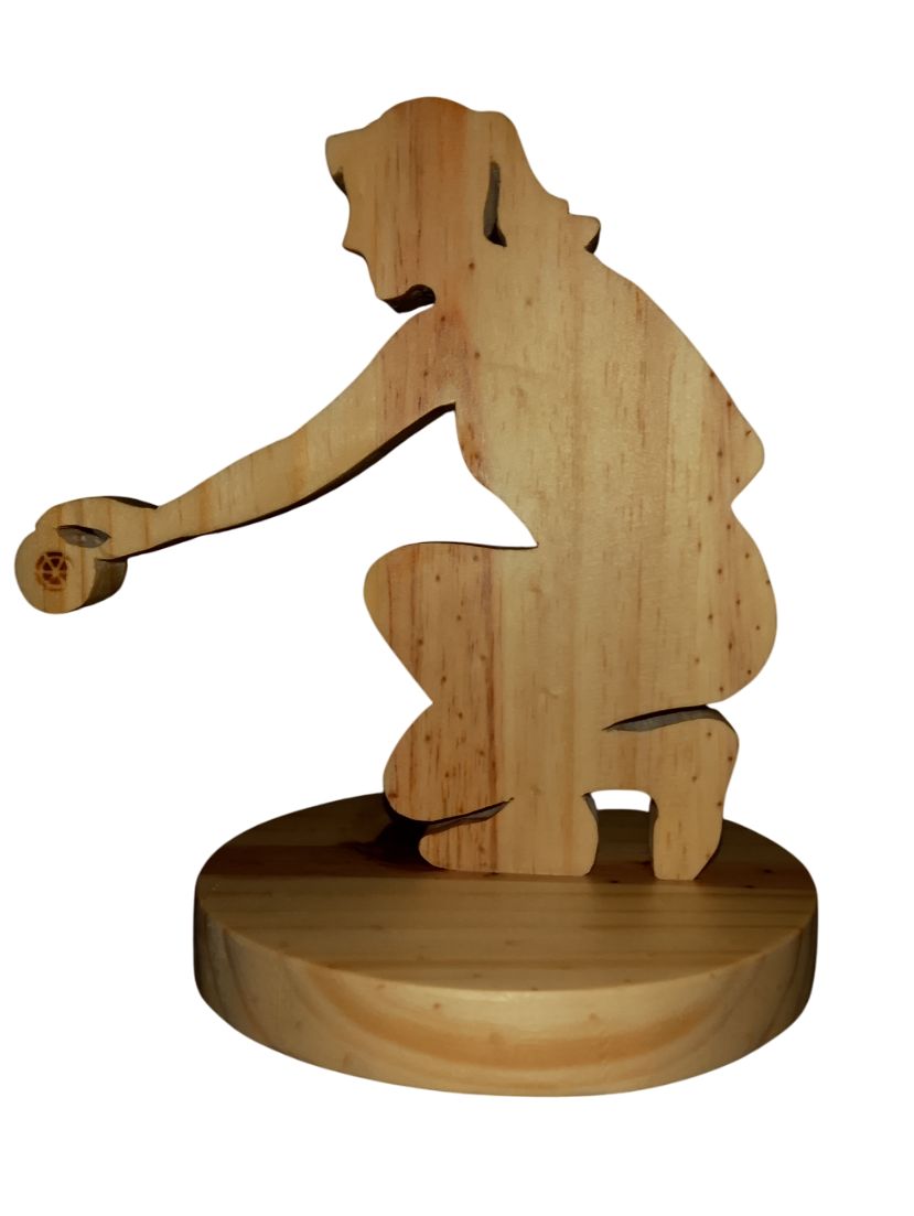 Figurine joueuse de pétanque en bois - La pétanqueuse en action de tir - La bouleuse trophée