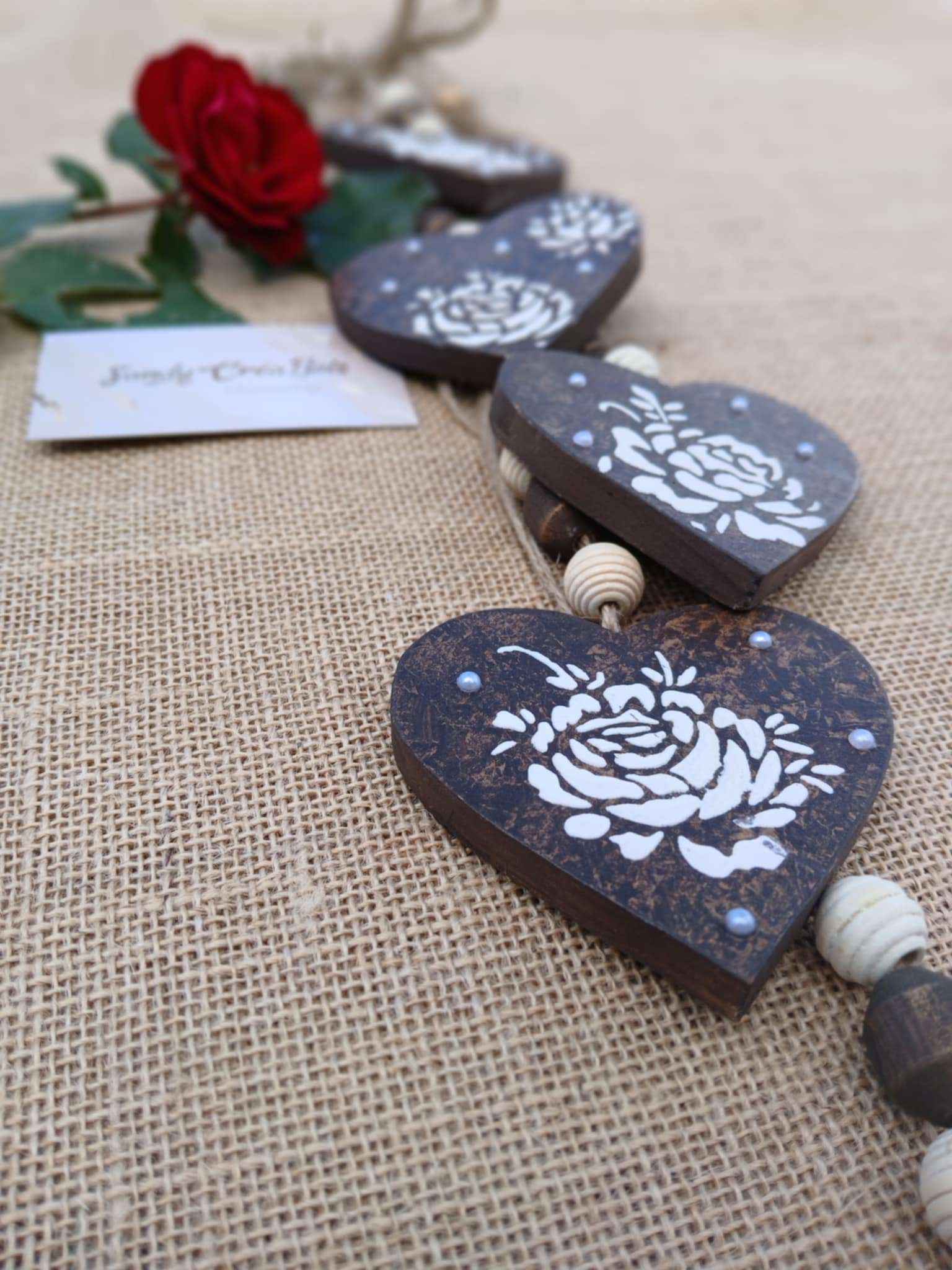 Suspensions de coeur marron texturé relief de roses