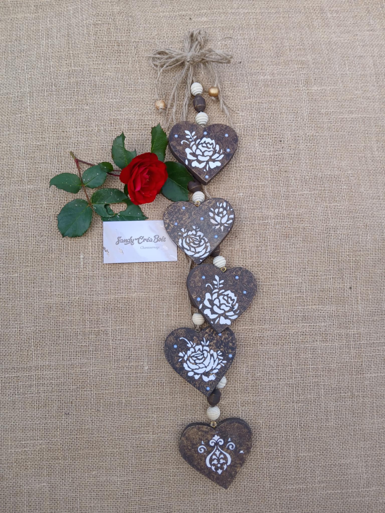 Suspensions de coeur marron texturé relief de roses