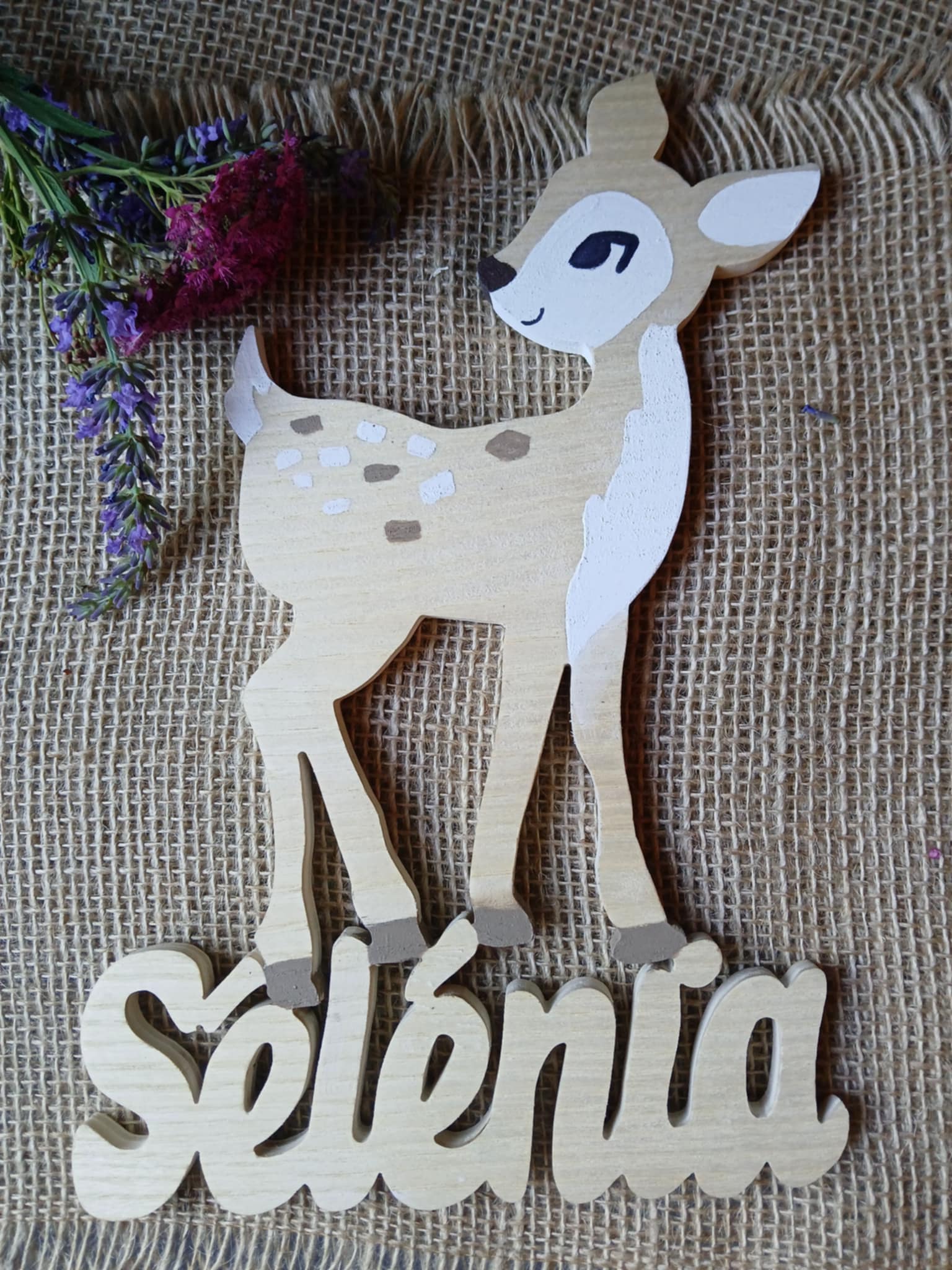 Plaque prénom en bois Nina thème faon