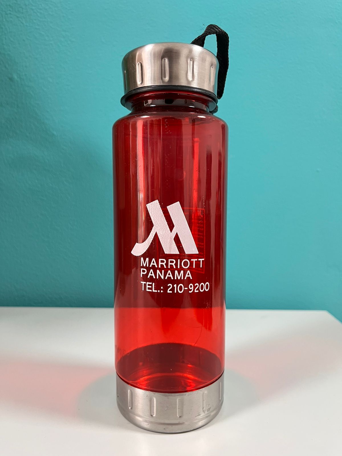 Botella Plástica con Base y Tapa de Aluminio 